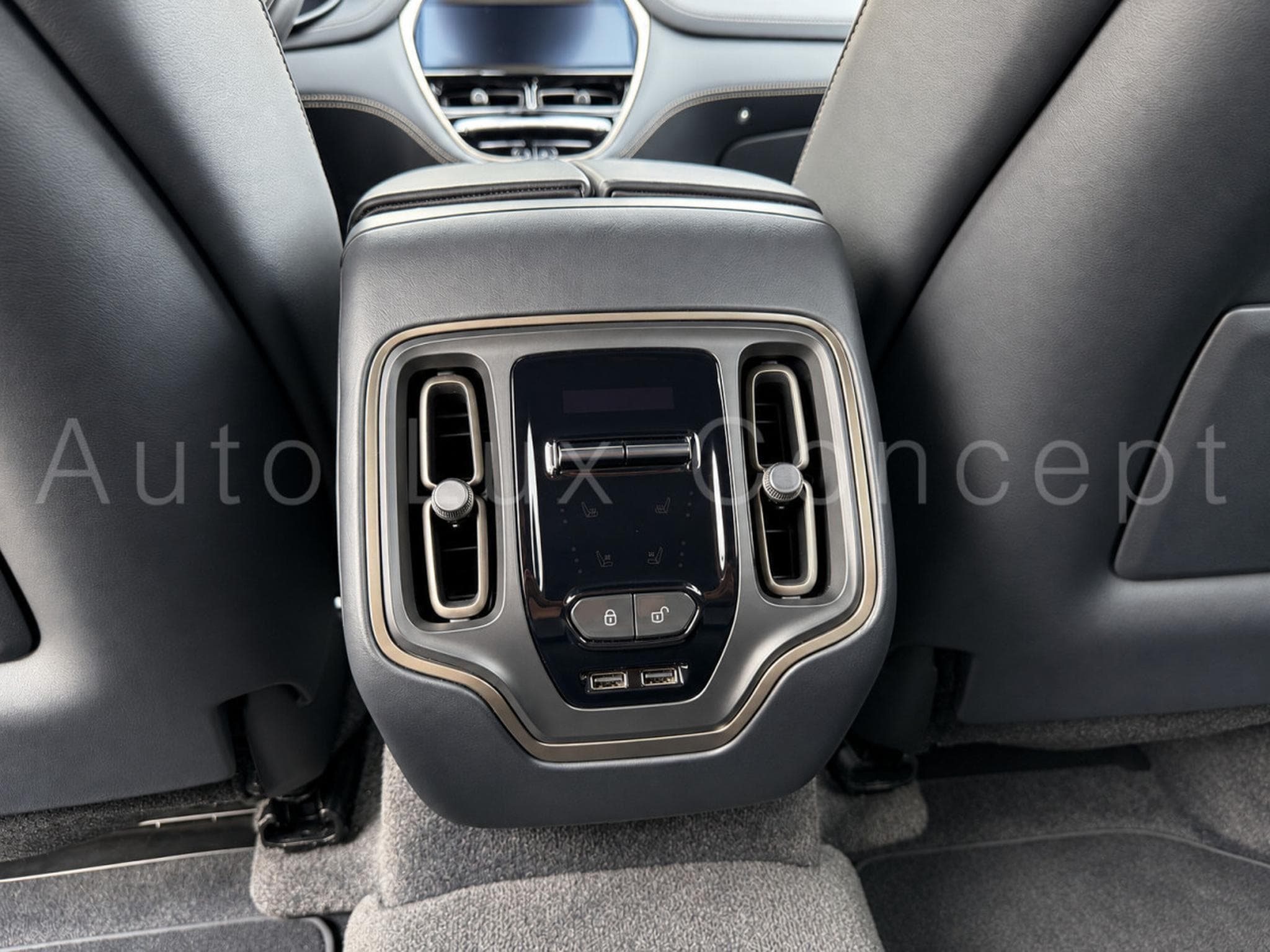 Aston-Martin DBX 707 (2022) - Photo 25