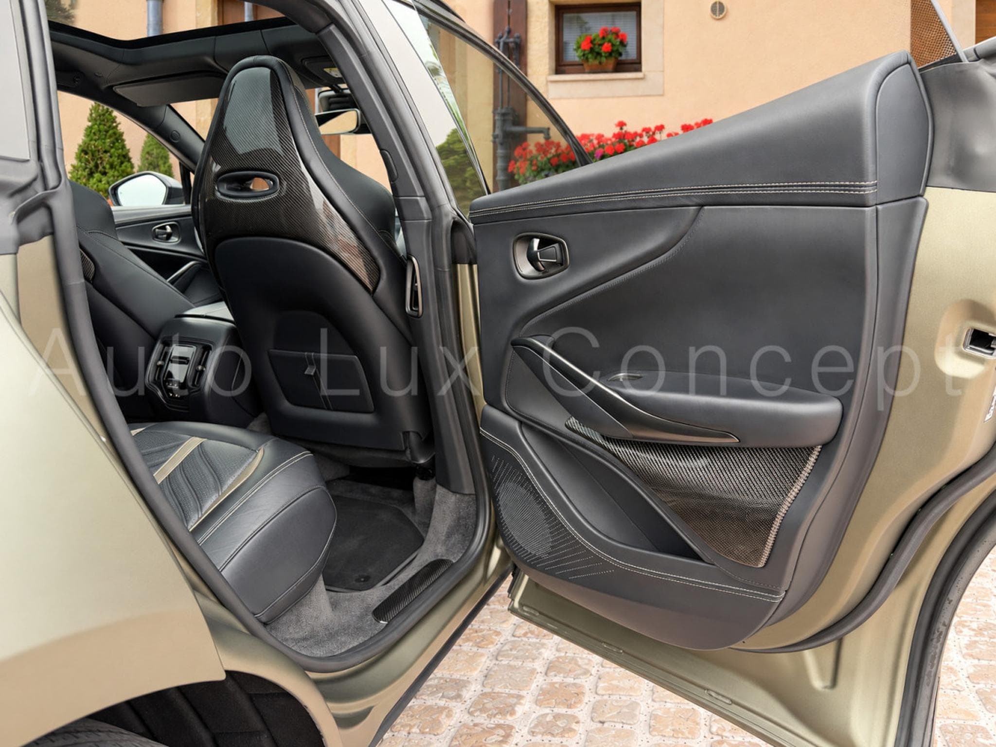 Aston-Martin DBX 707 (2022) - Photo 29