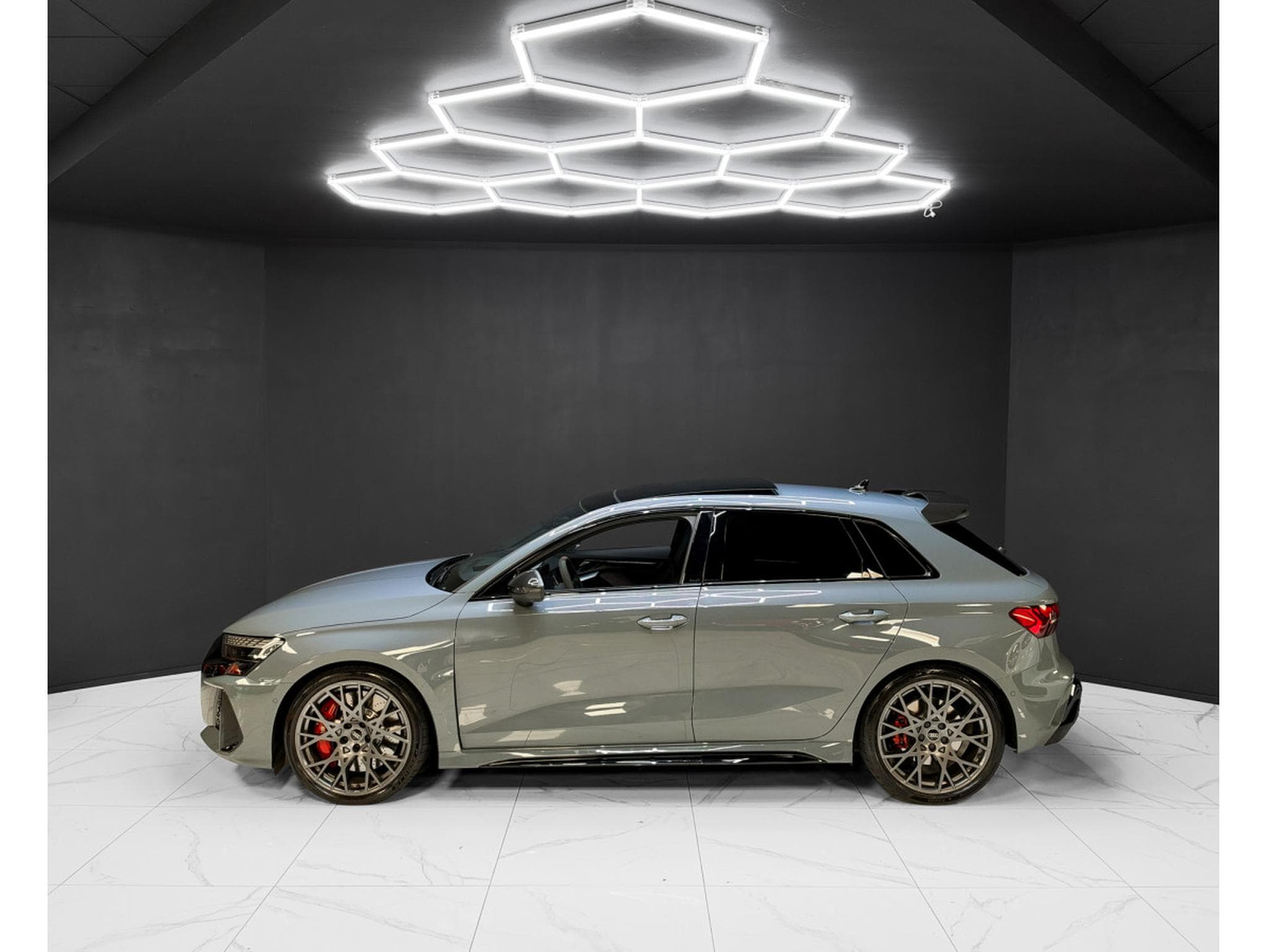 Audi RS3 Sportback / Carbon Seats / 360 / Sonos / Matrix (2026) - Photo 2