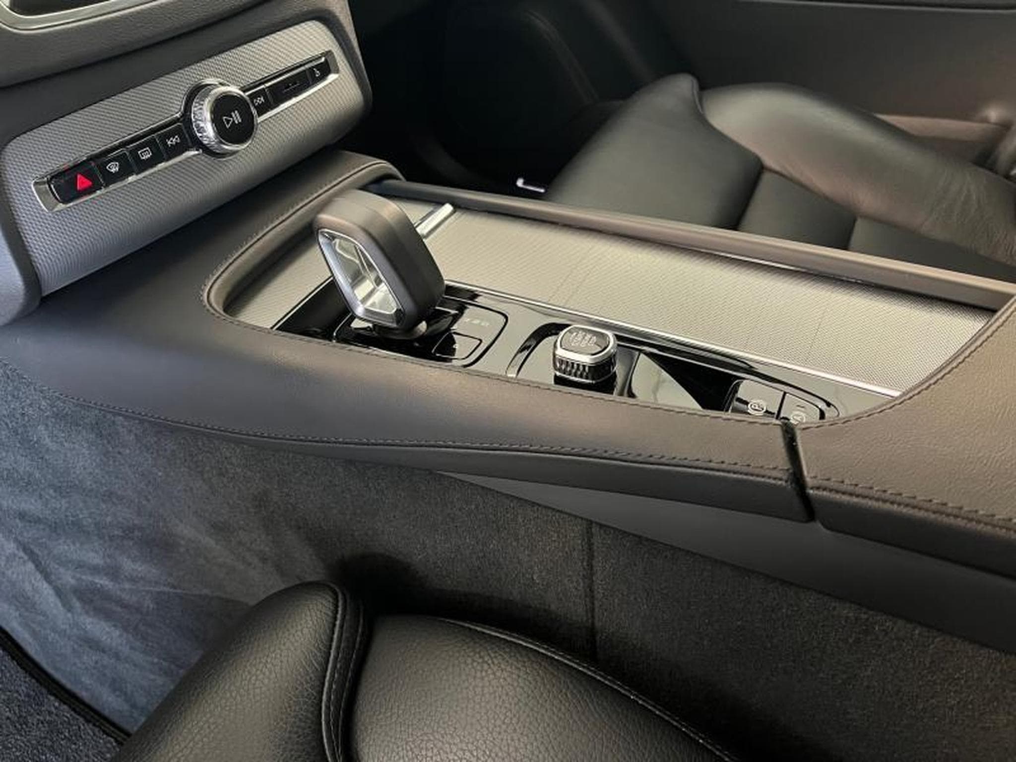 Volvo XC90 Plus Dark (2023) - Photo 8