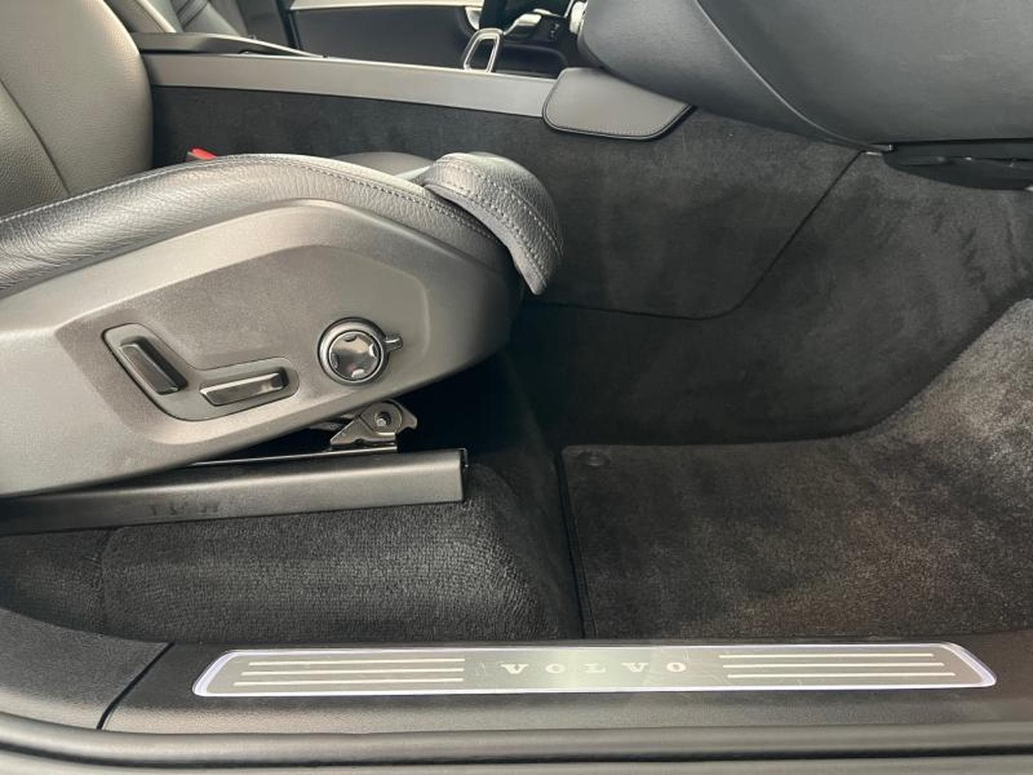 Volvo XC90 Plus Dark (2023) - Photo 14