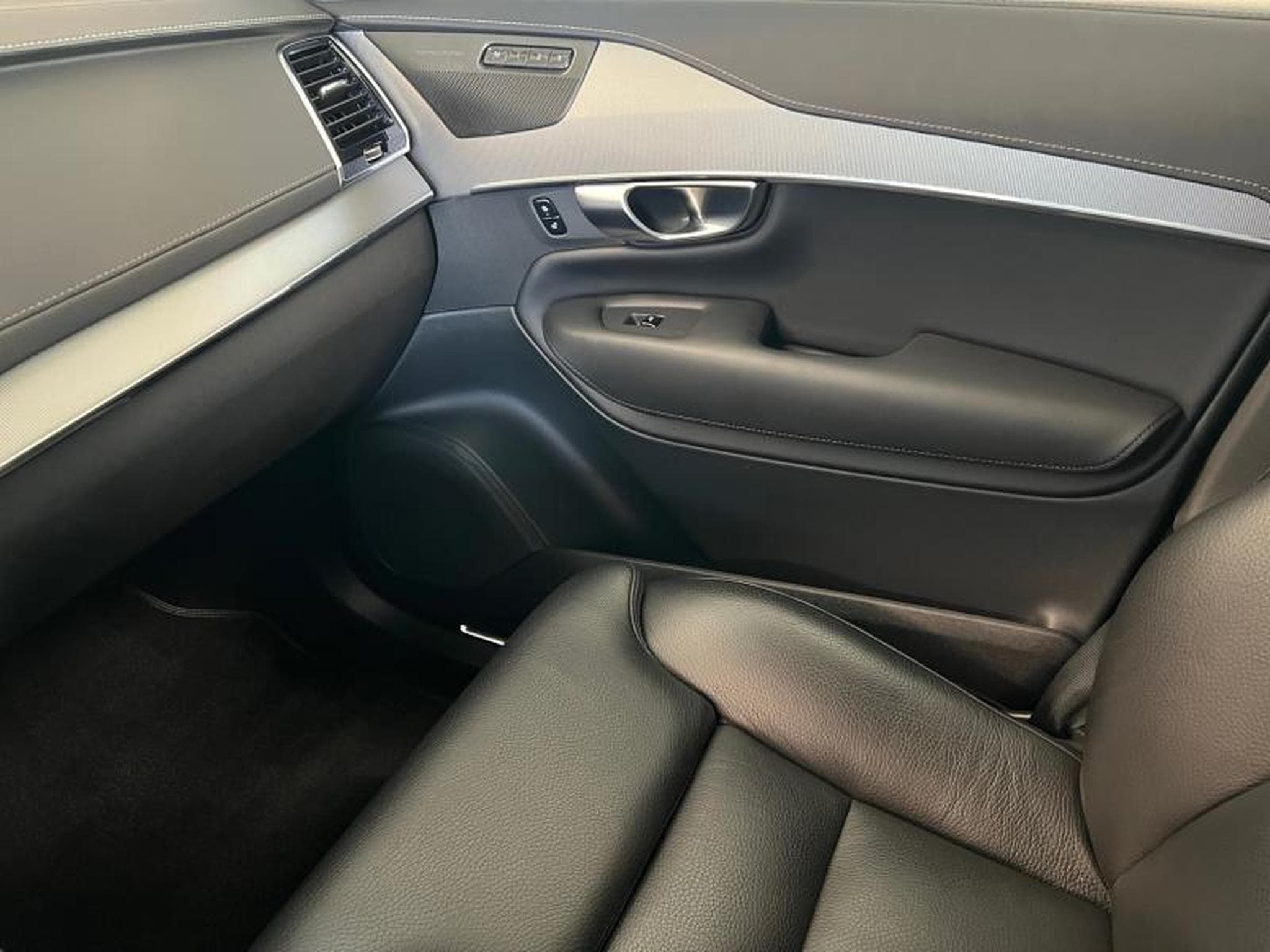Volvo XC90 Plus Dark (2023) - Photo 11