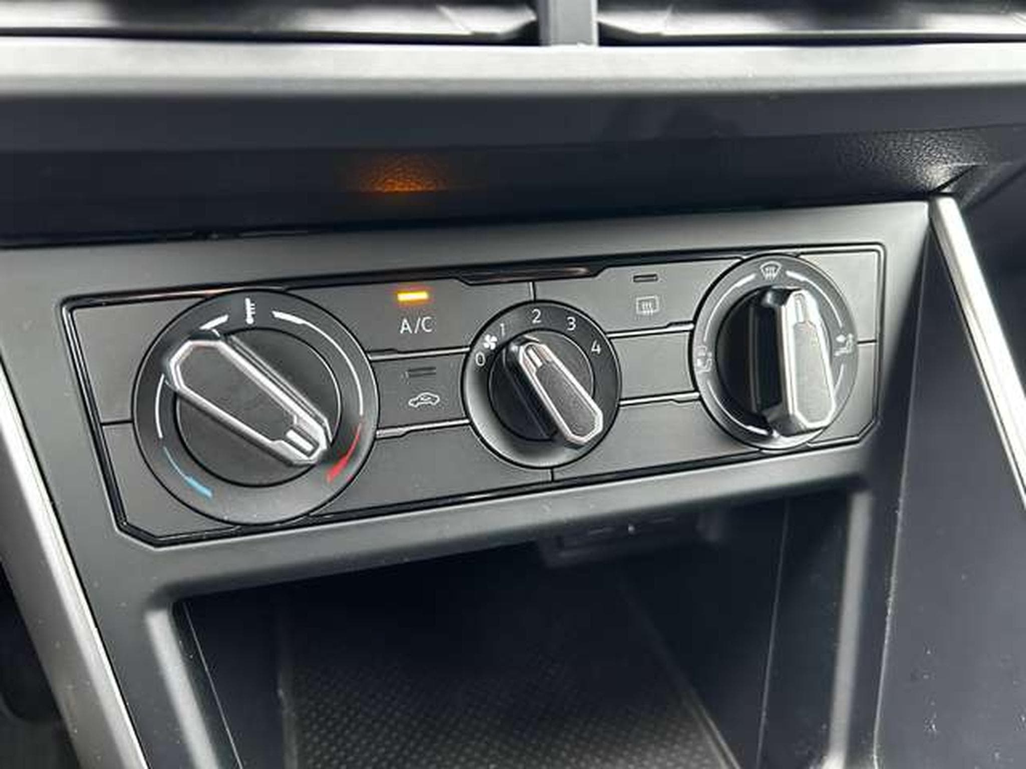 VW Taigo 1.0 TSI ESSENCE LIFE DSG7 (2024) - Photo 6
