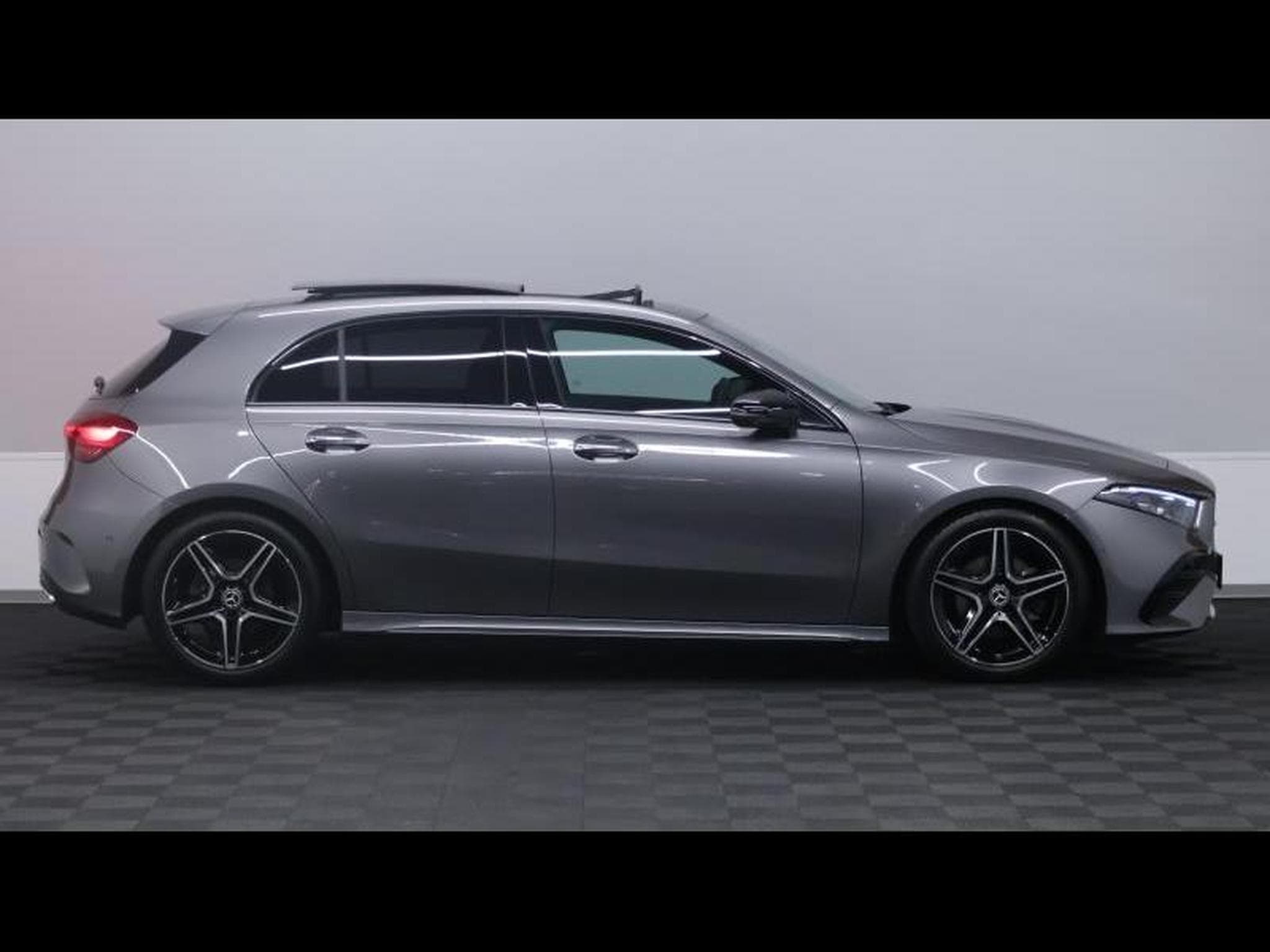 Mercedes A 180 7G-DCT AMG Line (2024) - Photo 4