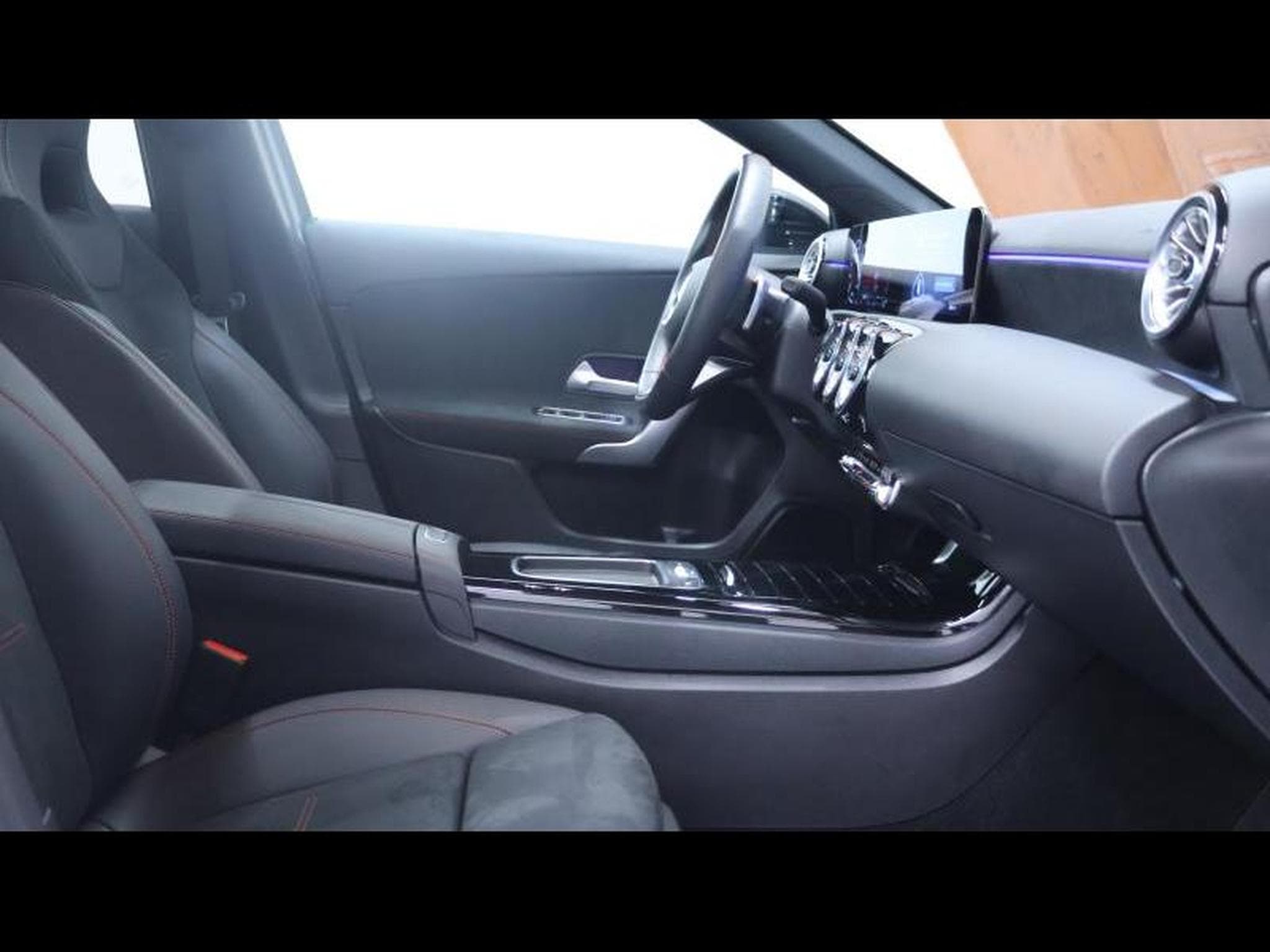 Mercedes A 180 7G-DCT AMG Line (2024) - Photo 12