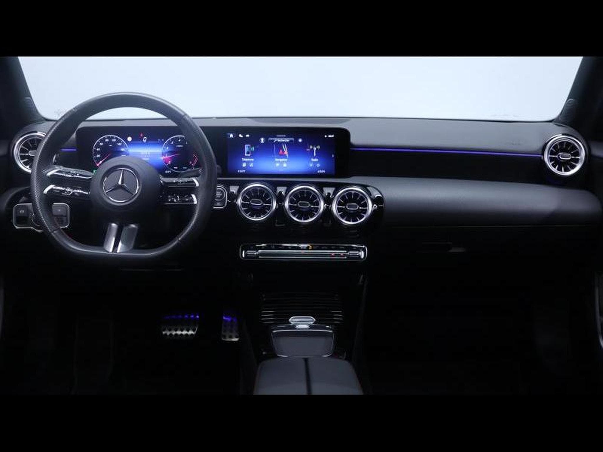 Mercedes A 180 7G-DCT AMG Line (2024) - Photo 21
