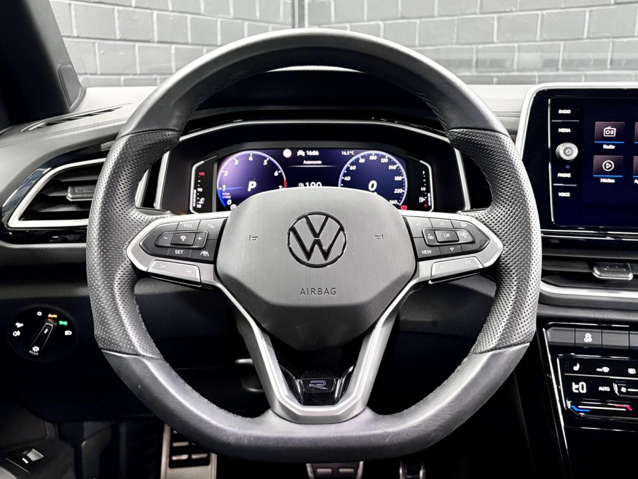 VW T-Roc R-Line Edition 1.5 TSI 150 CV DSG7 *ACC* CAM * HAYON * (2025) - Photo 10