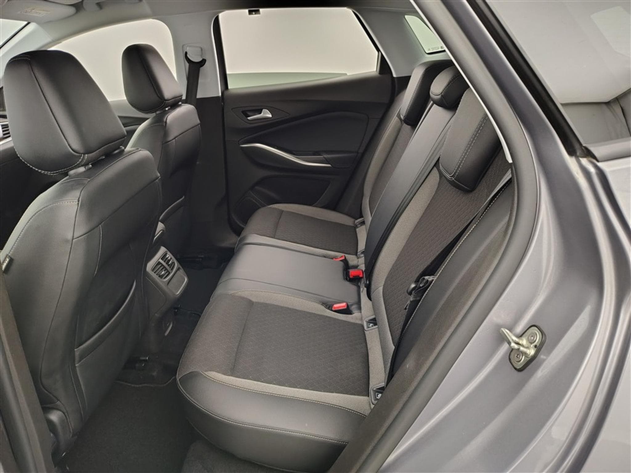 Opel Grandland 1.2 Turbo ECOTEC Business Elegance S&S (2022) - Foto 13
