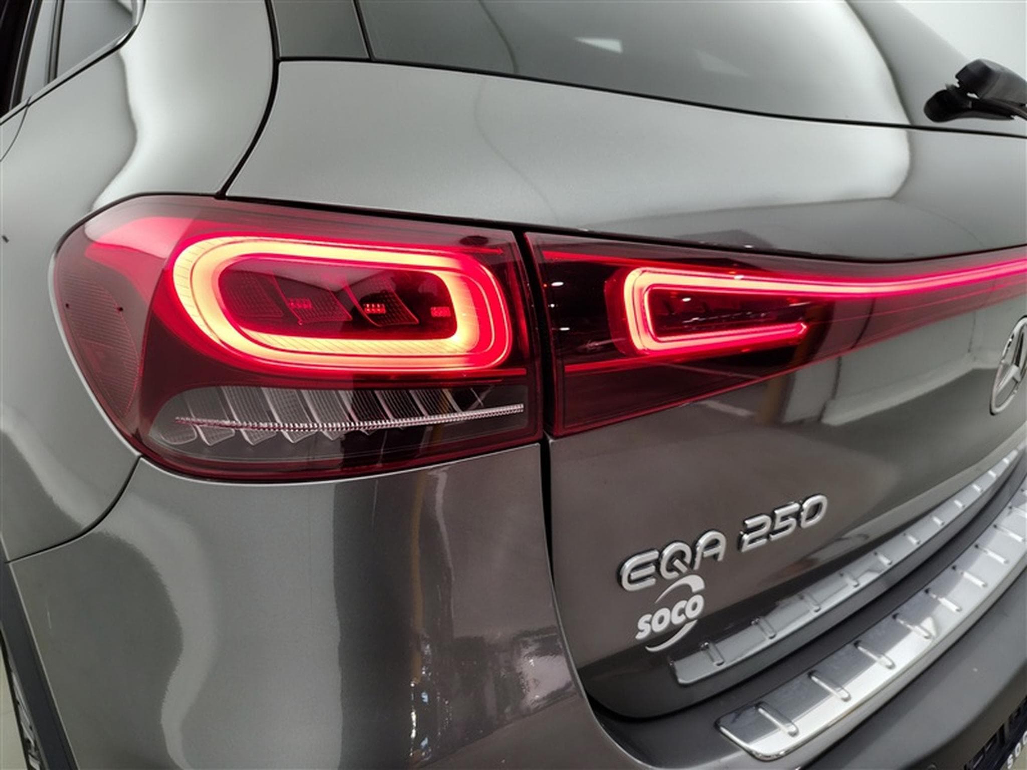 Mercedes EQA EQA 66.5 kWh 250 AMG NAVI / FULL LED / PANO / CAMERA 360° (2022) - Photo 16