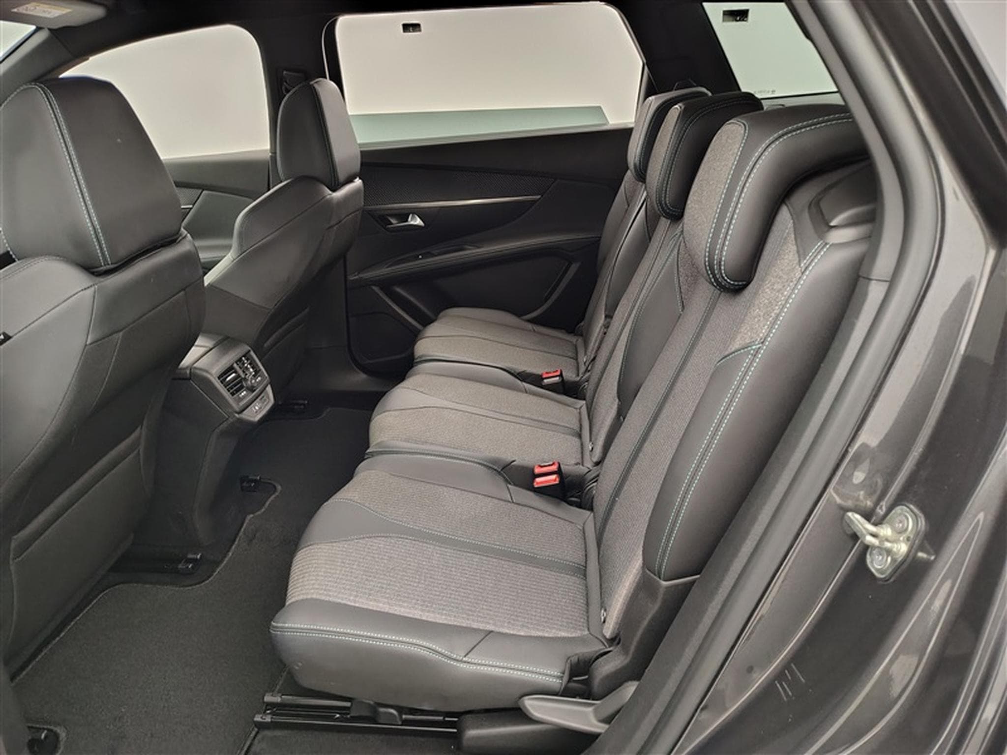 Peugeot 5008 1.2 PureTech 130Cv Allure Pack 7PL/ S-CUIR / NAVI / FULL LED (2024) - Photo 13