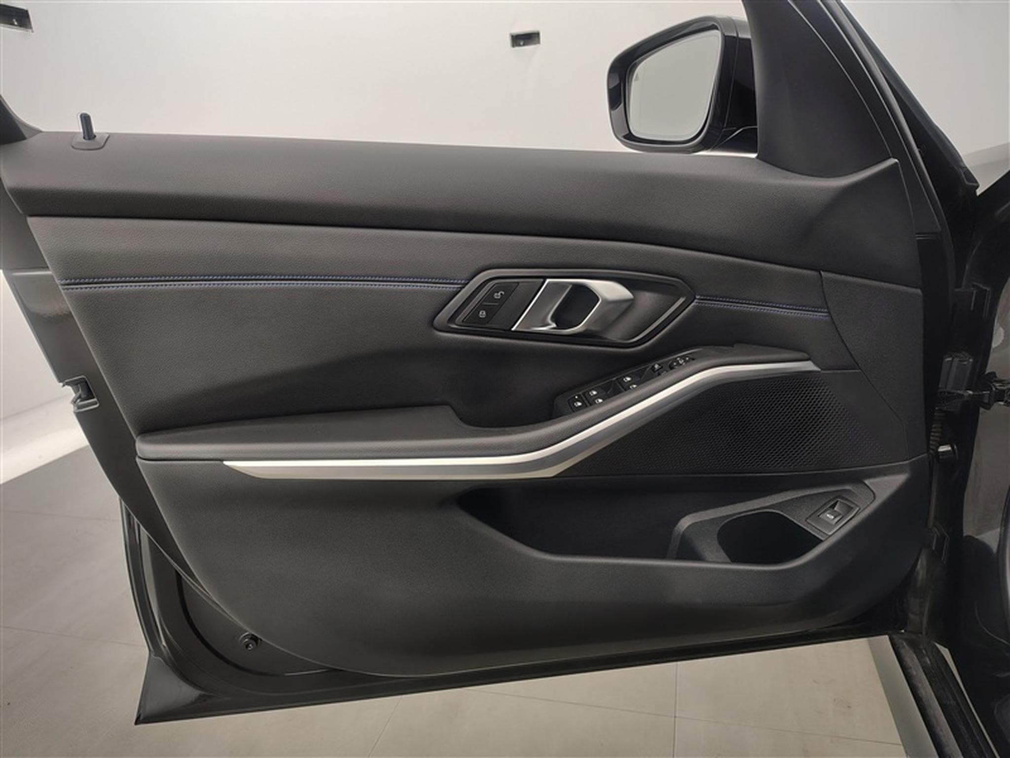 BMW 318 iA Pack M  Navi / Led / PDC+Caméra / Pano (2024) - Photo 17