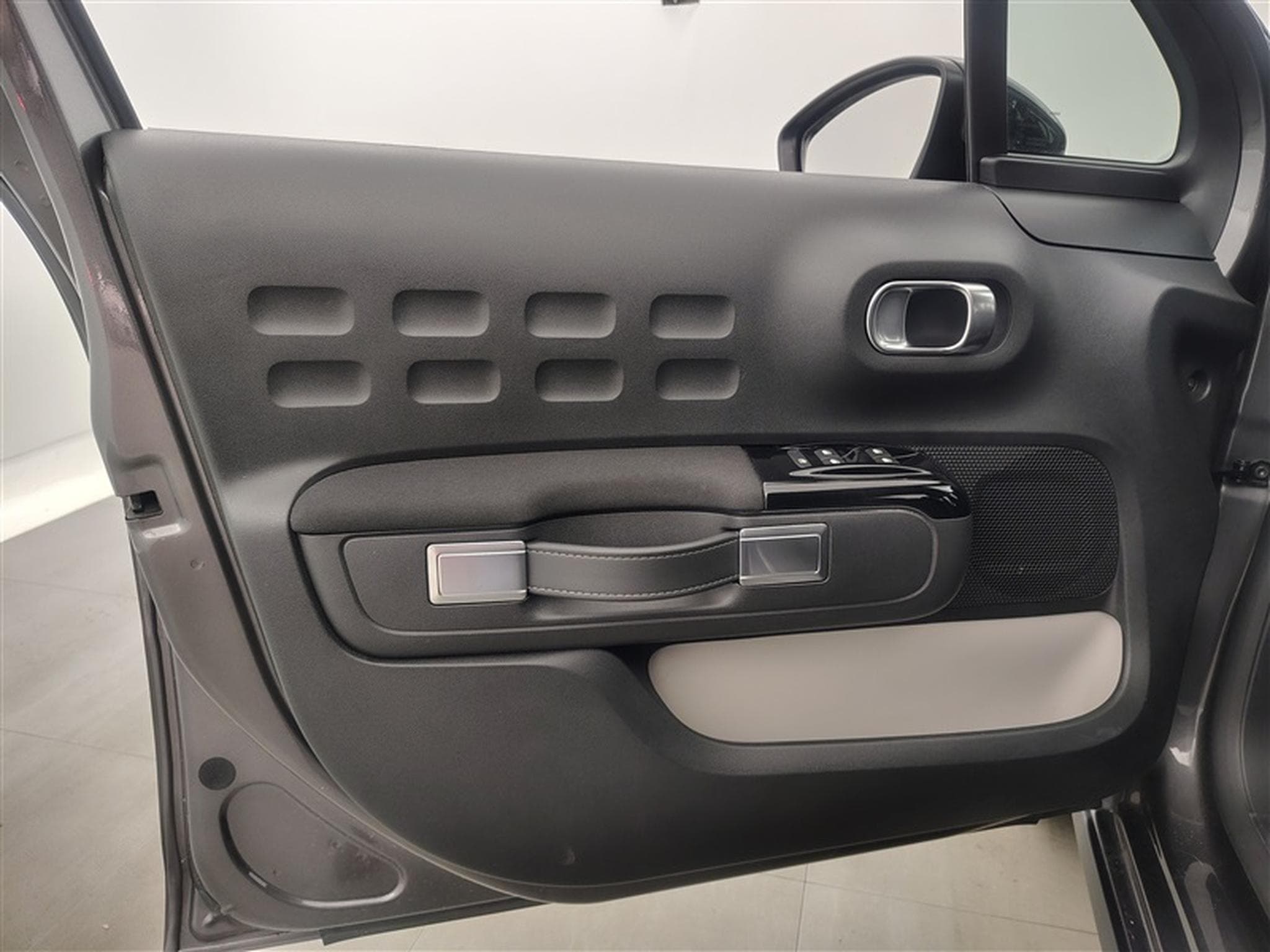 Citroen C3 1.2i PureTech Shine CARPLAY / FULL LED / JA 16" (2023) - Photo 16