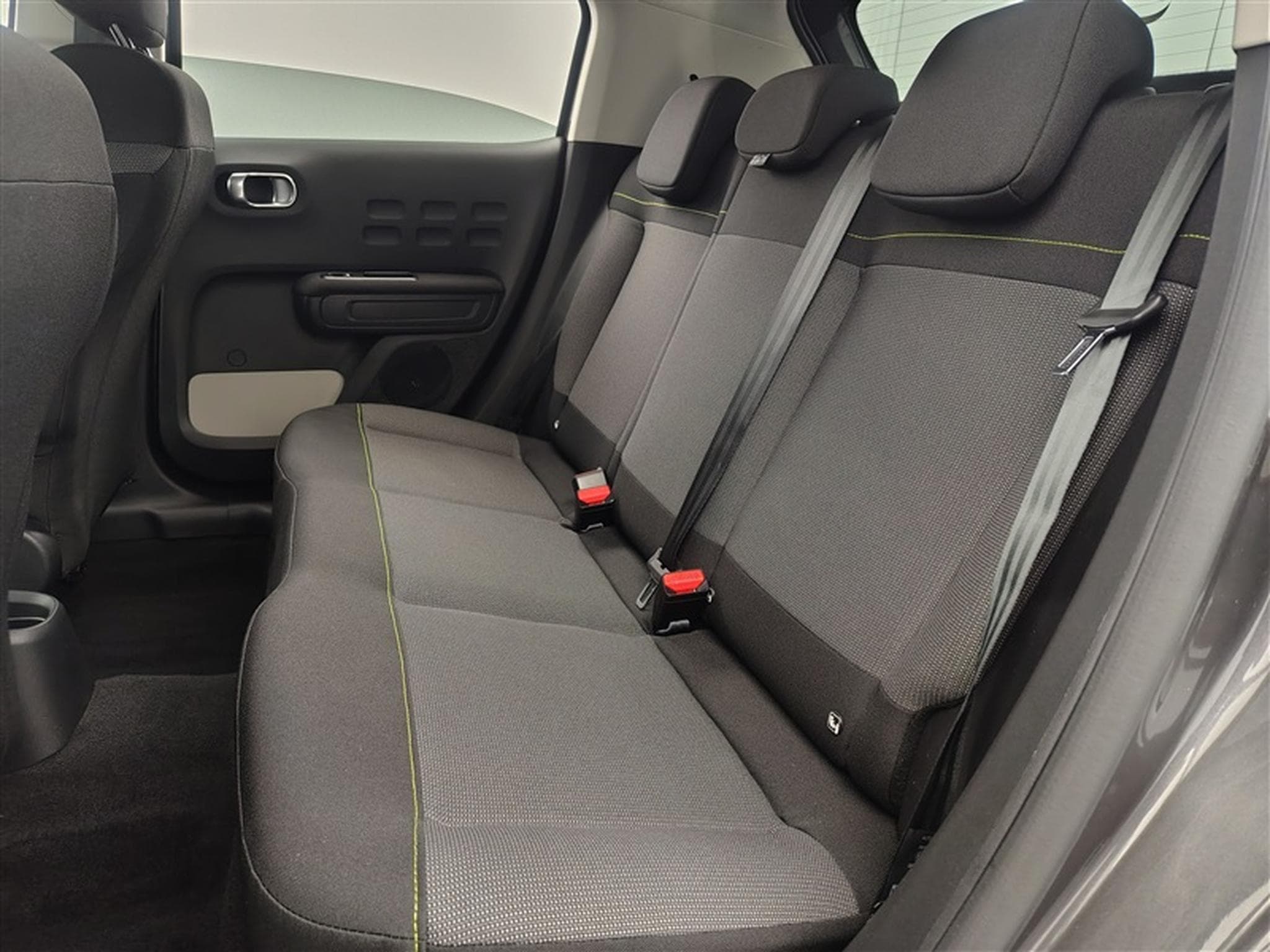 Citroen C3 1.2i PureTech Shine CARPLAY / FULL LED / JA 16" (2023) - Photo 13