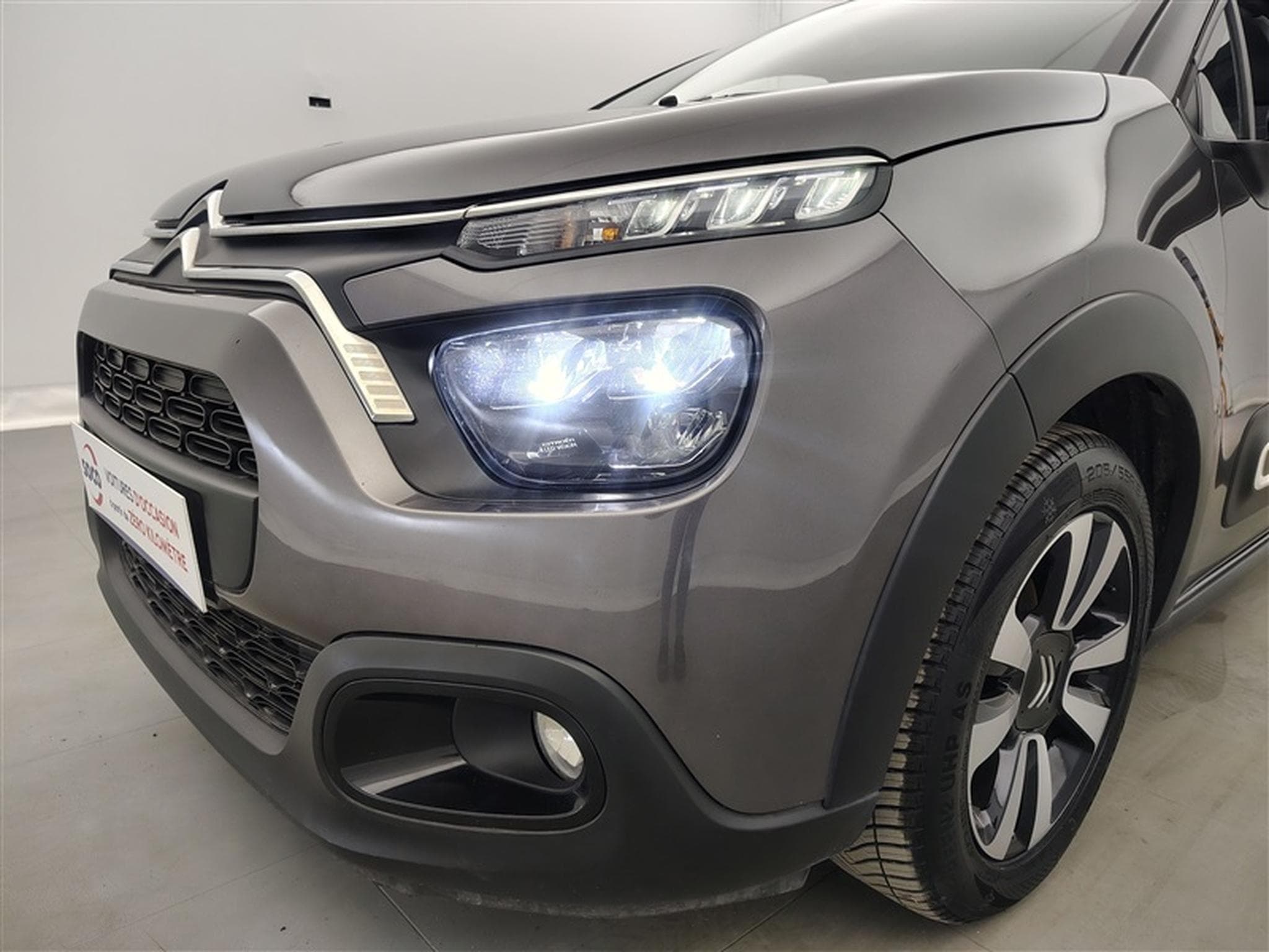 Citroen C3 1.2i PureTech Shine CARPLAY / FULL LED / JA 16" (2023) - Photo 15