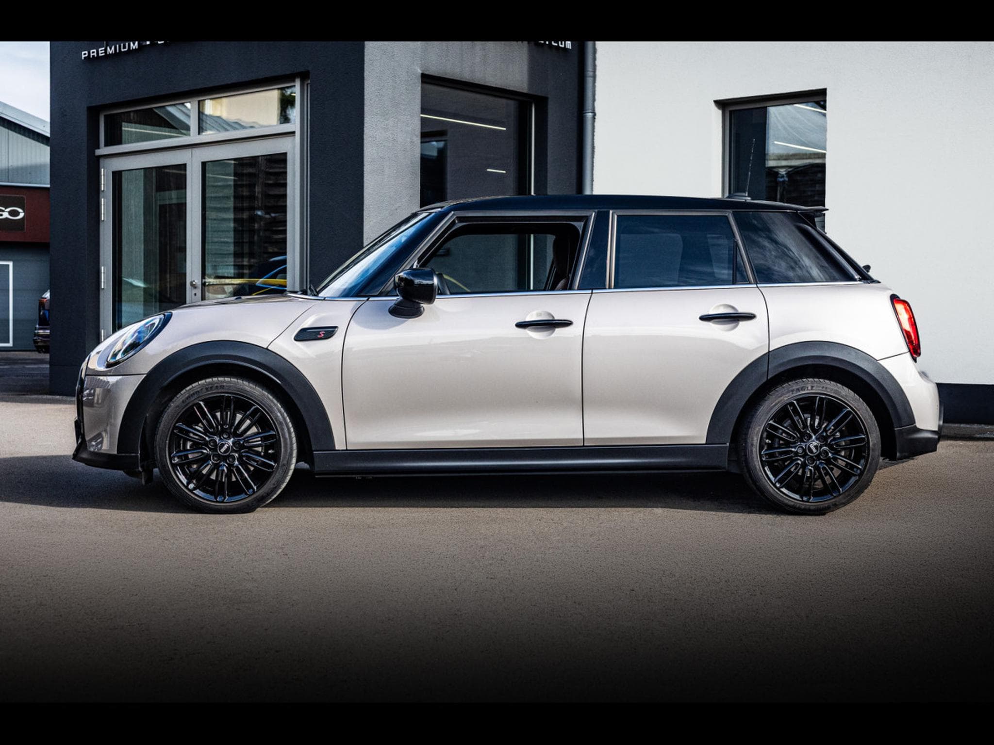 Mini Cooper S 5 PORTES AUTO - ROOFTOP GREY METALLIC (2023) - Photo 2