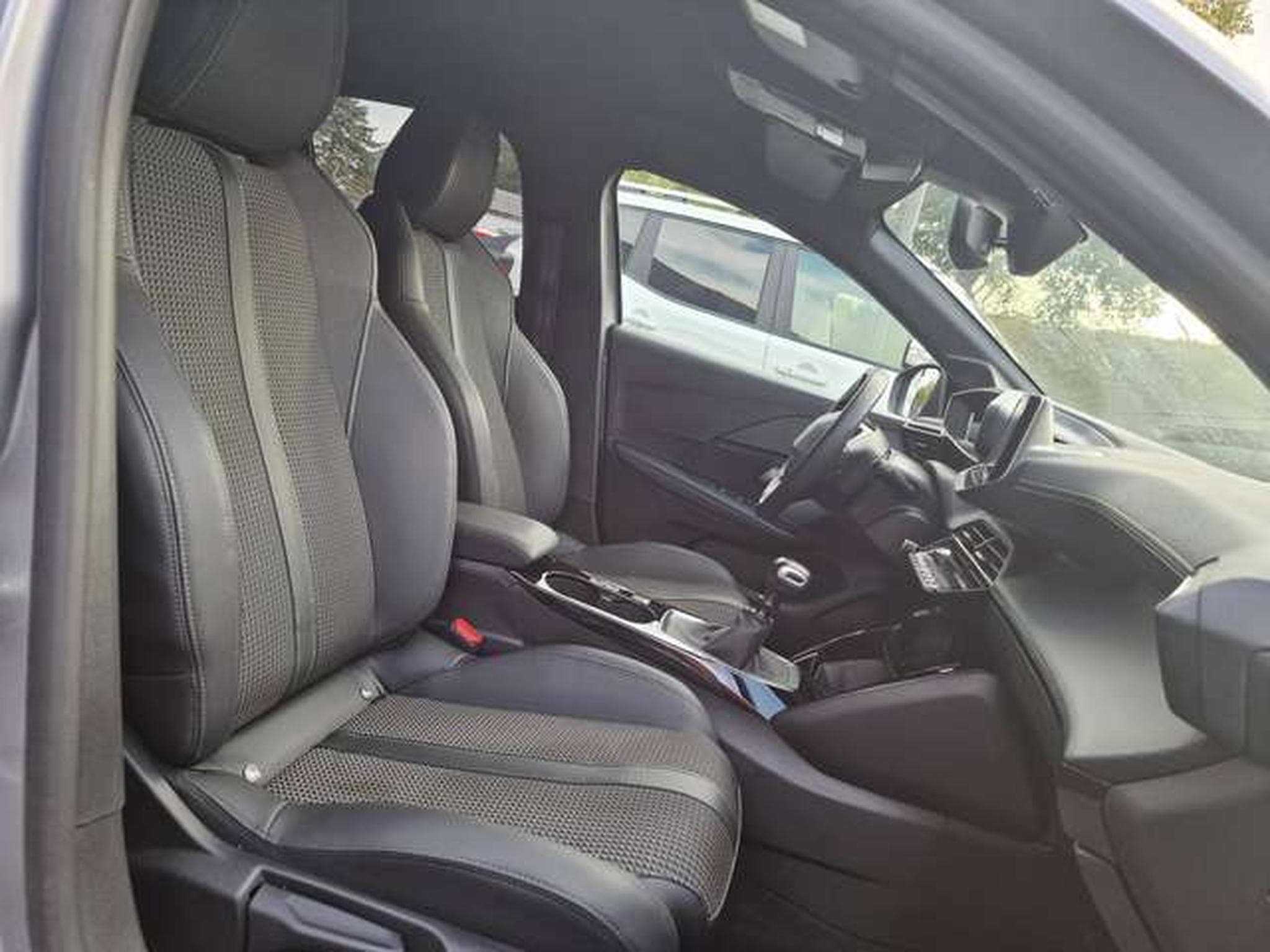 Peugeot 208 GT (2023) - Photo 10