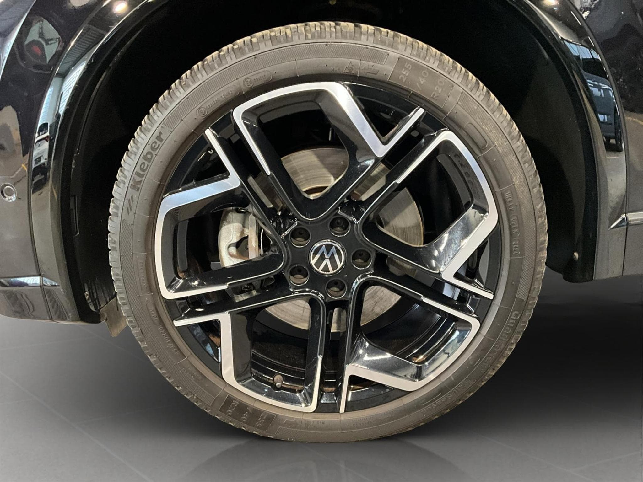 VW Tiguan R-Line+DSG+4M+Harman+AHK+Black-Style+Pano+Stand-H. (2024) - Photo 8