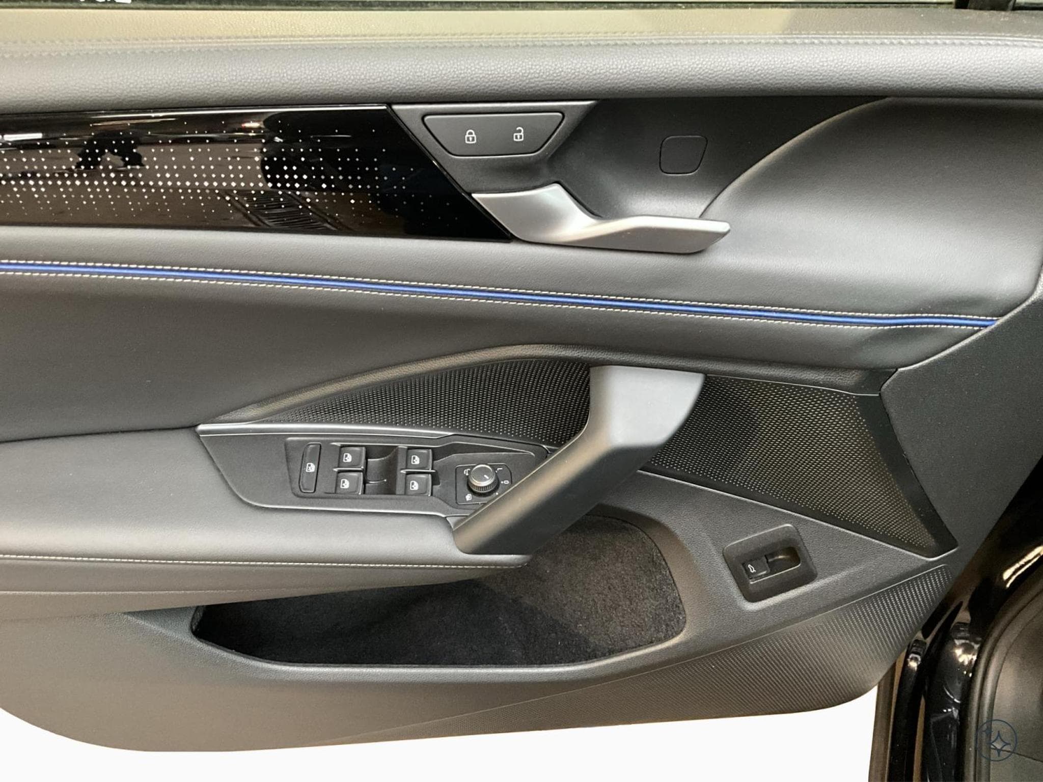 VW Tiguan R-Line+DSG+4M+Harman+AHK+Black-Style+Pano+Stand-H. (2024) - Photo 14