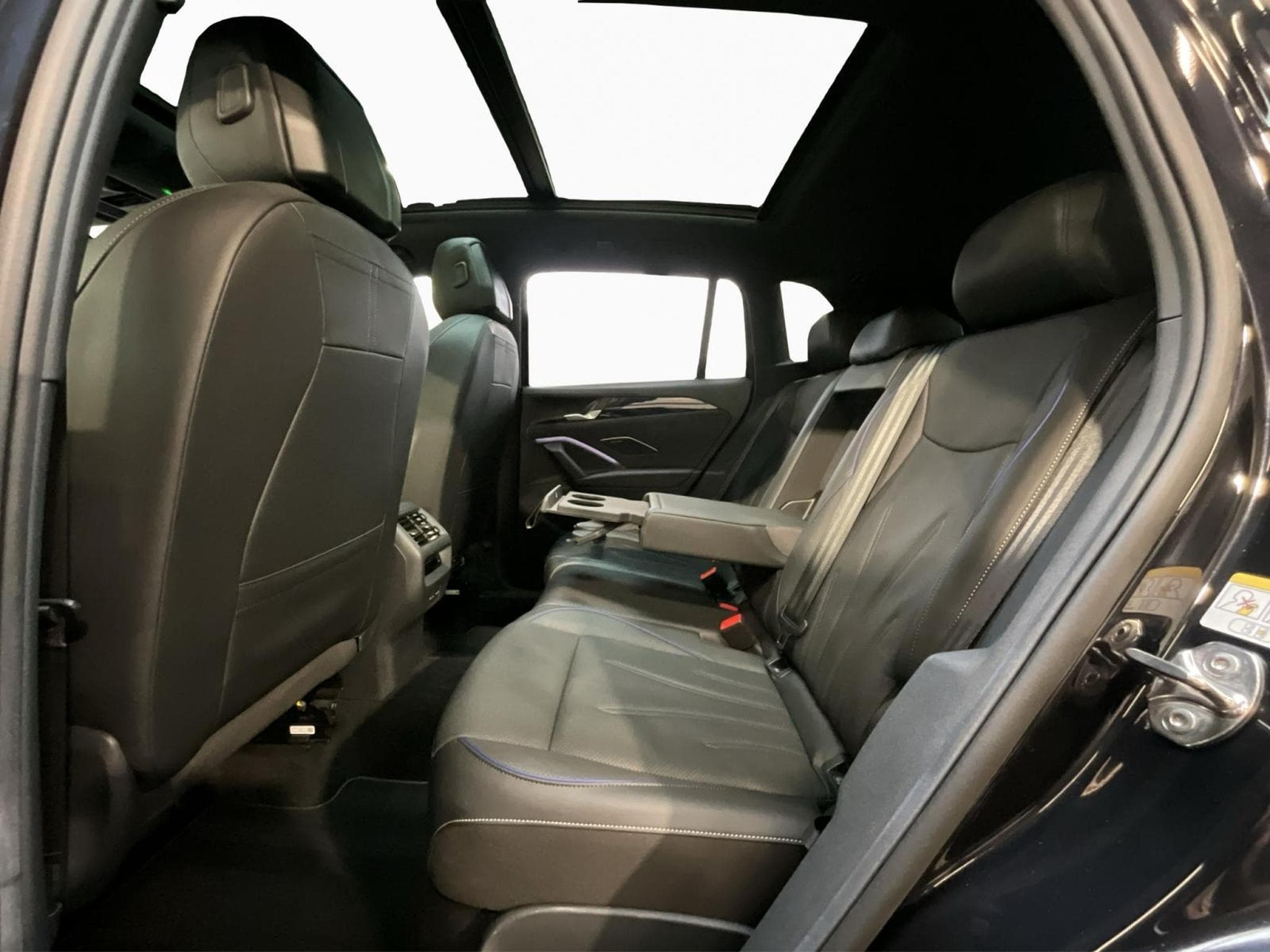 VW Tiguan R-Line+DSG+4M+Harman+AHK+Black-Style+Pano+Stand-H. (2024) - Photo 16