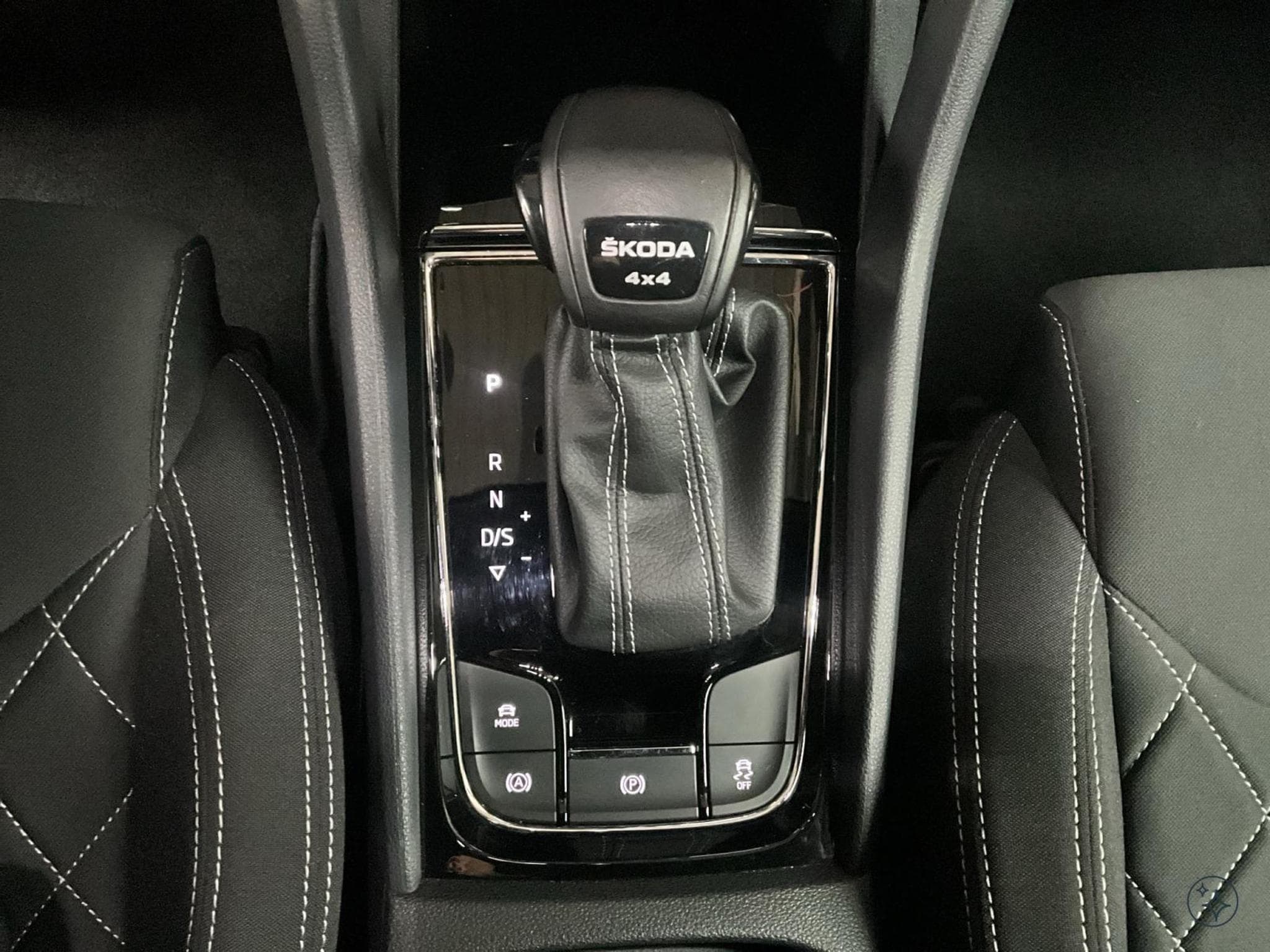 Skoda Karoq Sportline+DSG+4x4+P.Travel+Kessy-Full+Canton+Navi (2024) - Photo 12