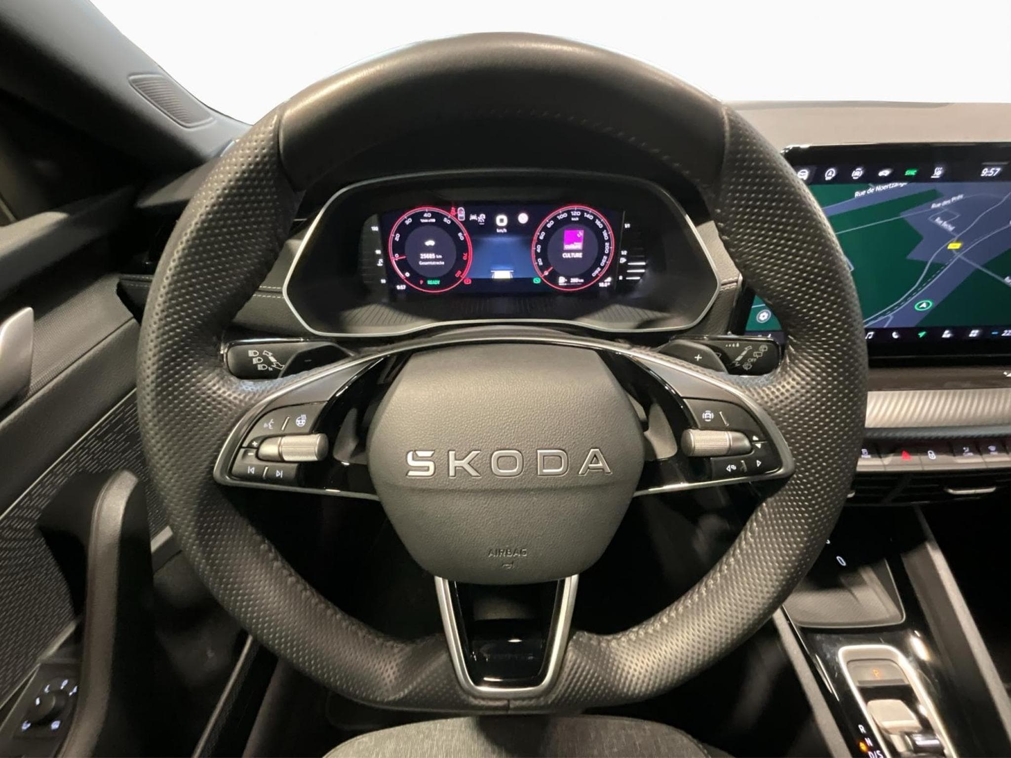 Skoda Octavia Sportline+DSG+P.Assisted+AHK+P.Confort+P,sport+StandH.+Led (2025) - Photo 10