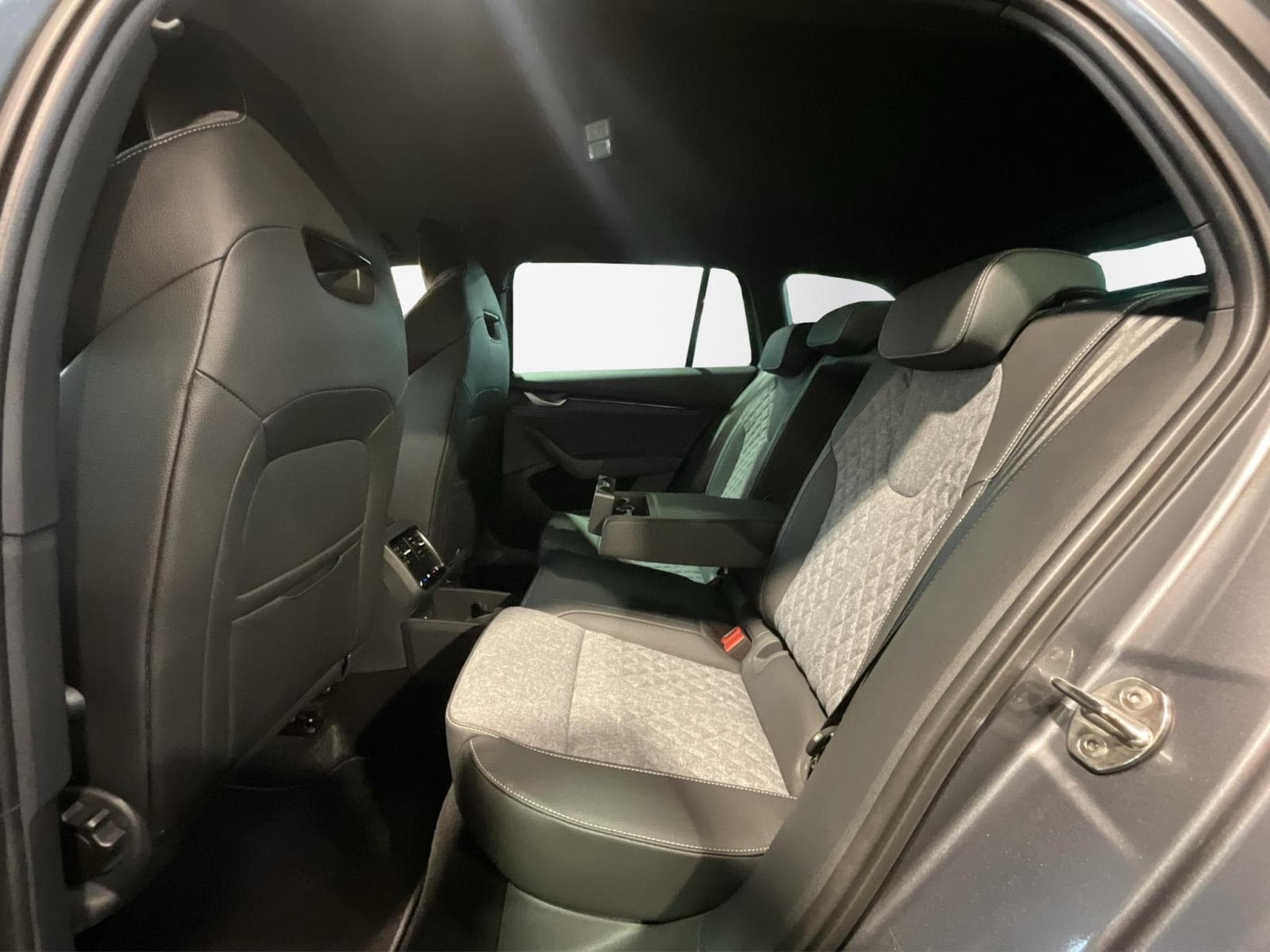 Skoda Octavia Sportline+DSG+P.Assisted+AHK+P.Confort+P,sport+StandH.+Led (2025) - Photo 14