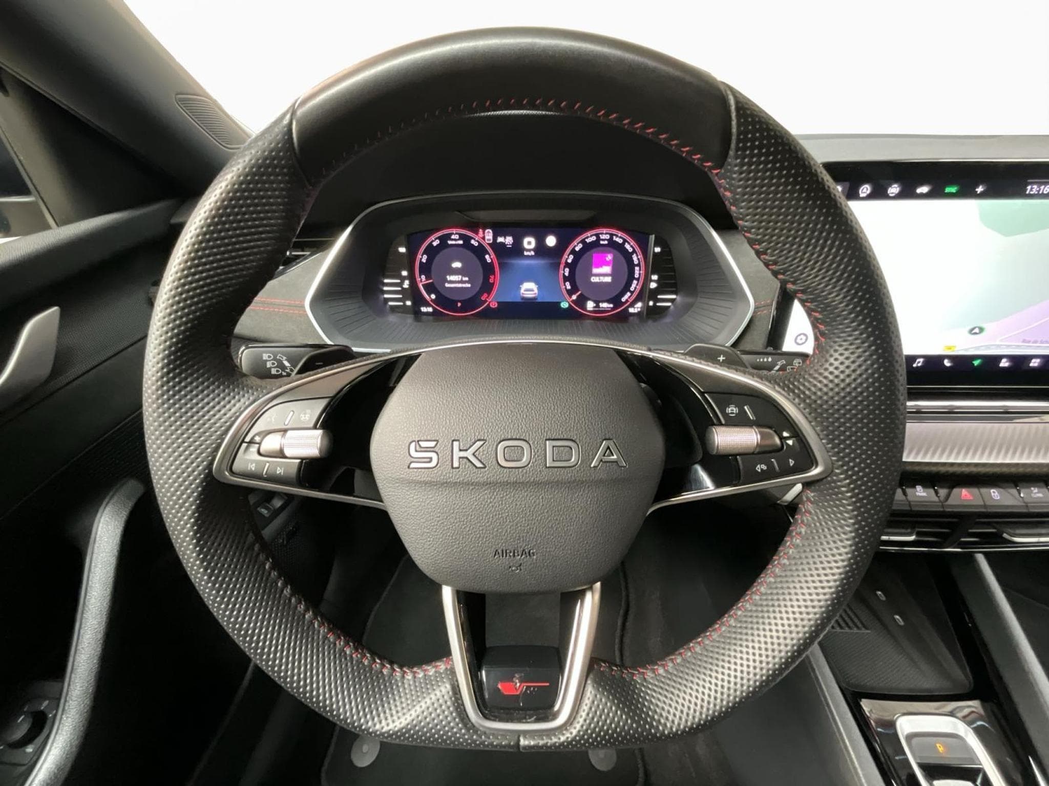 Skoda Octavia RS+DSG+Suedia+DCC+Pano+360+P.Comfort (2025) - Photo 10