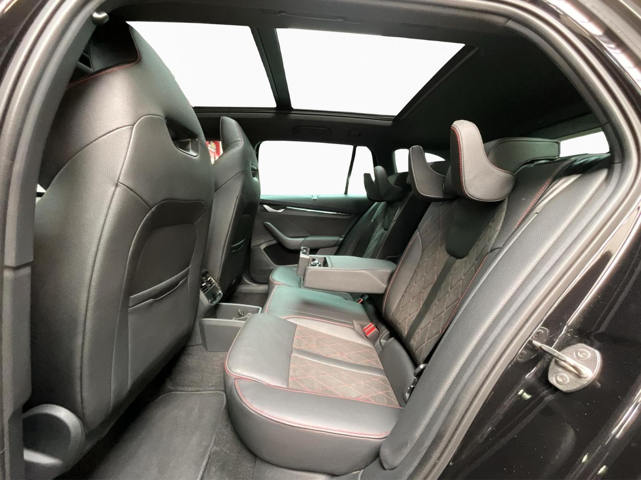 Skoda Octavia RS+DSG+Suedia+DCC+Pano+360+P.Comfort (2025) - Photo 16