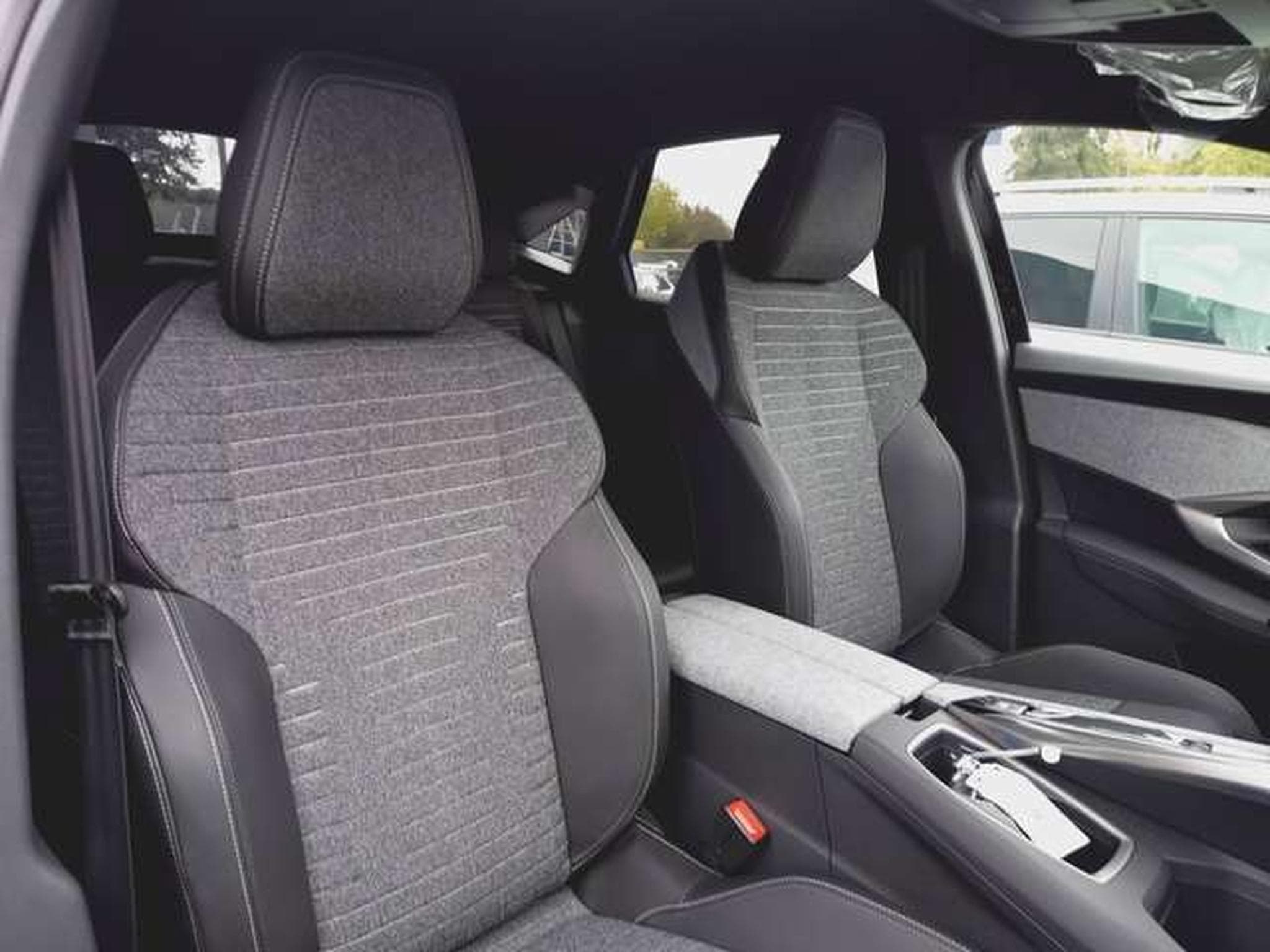 Peugeot 3008 Hybrid 145 Allure Business (2026) - Photo 10