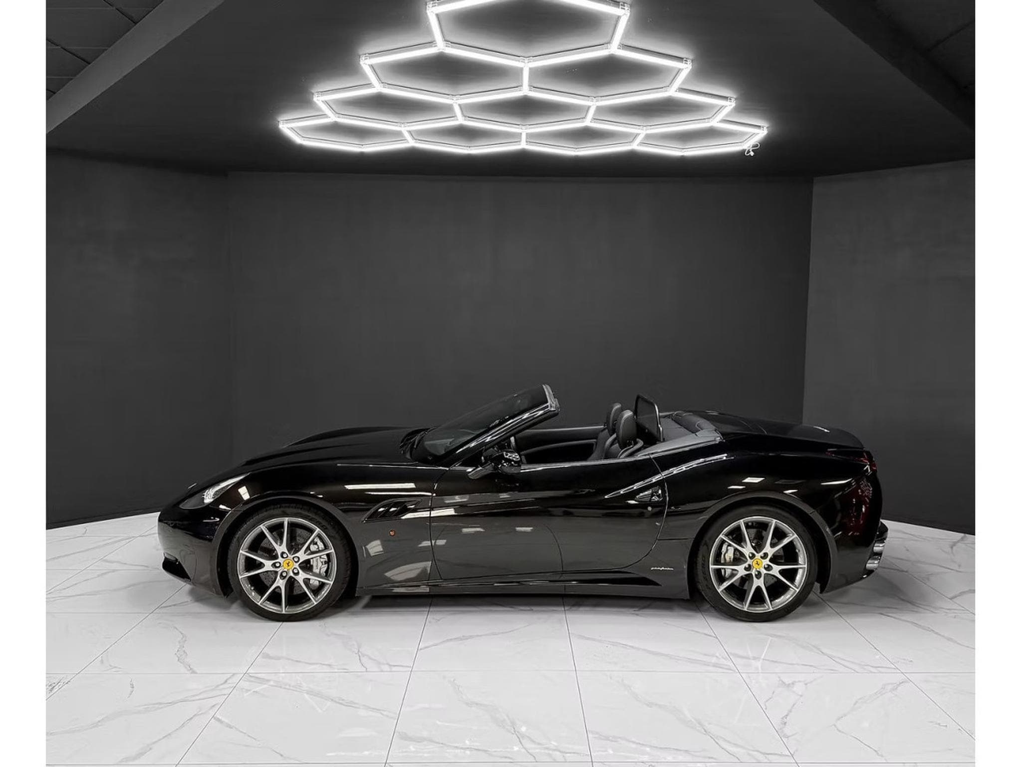 Ferrari California V8 4.3 Nero Daytona (2010) - Photo 2