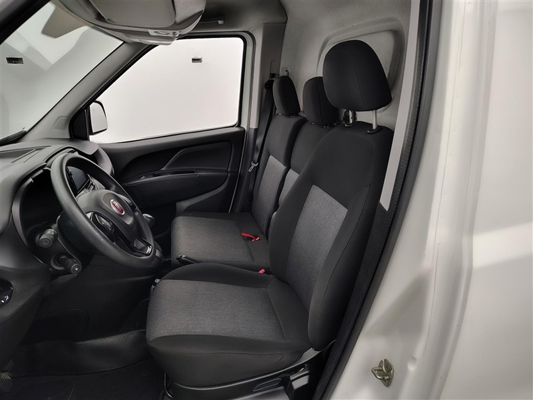 Fiat Doblo 1.6 MJET Cargo CLIM / CARPLAY (2023) - Photo 7