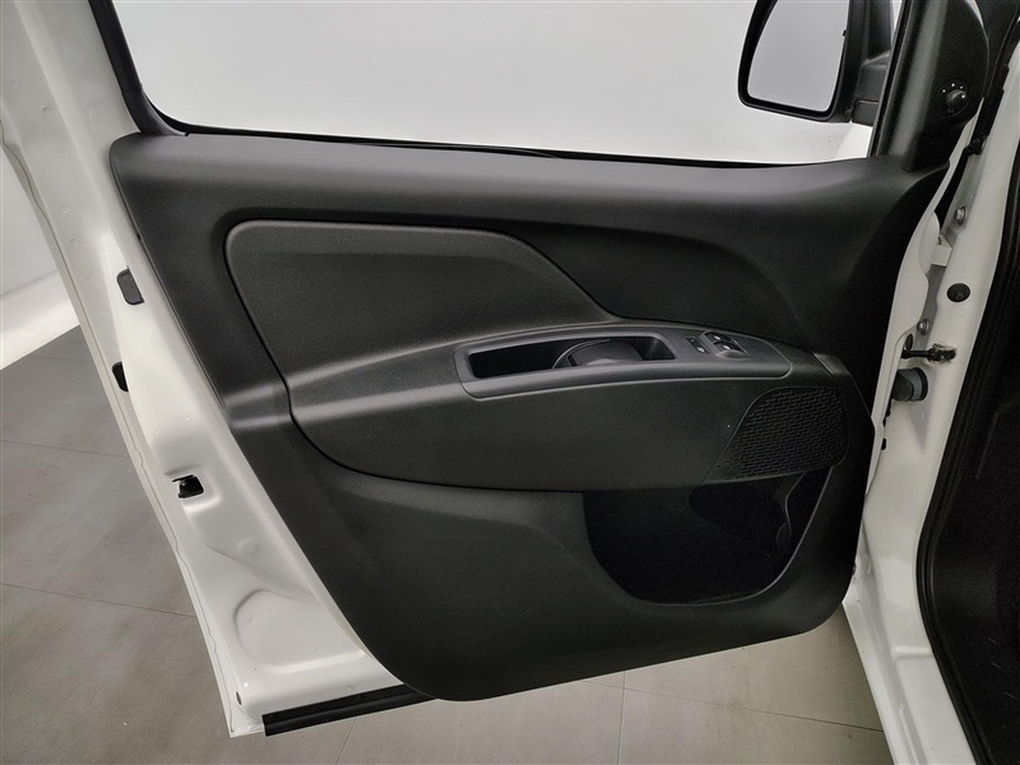 Fiat Doblo 1.6 MJET Cargo CLIM / CARPLAY (2023) - Photo 16