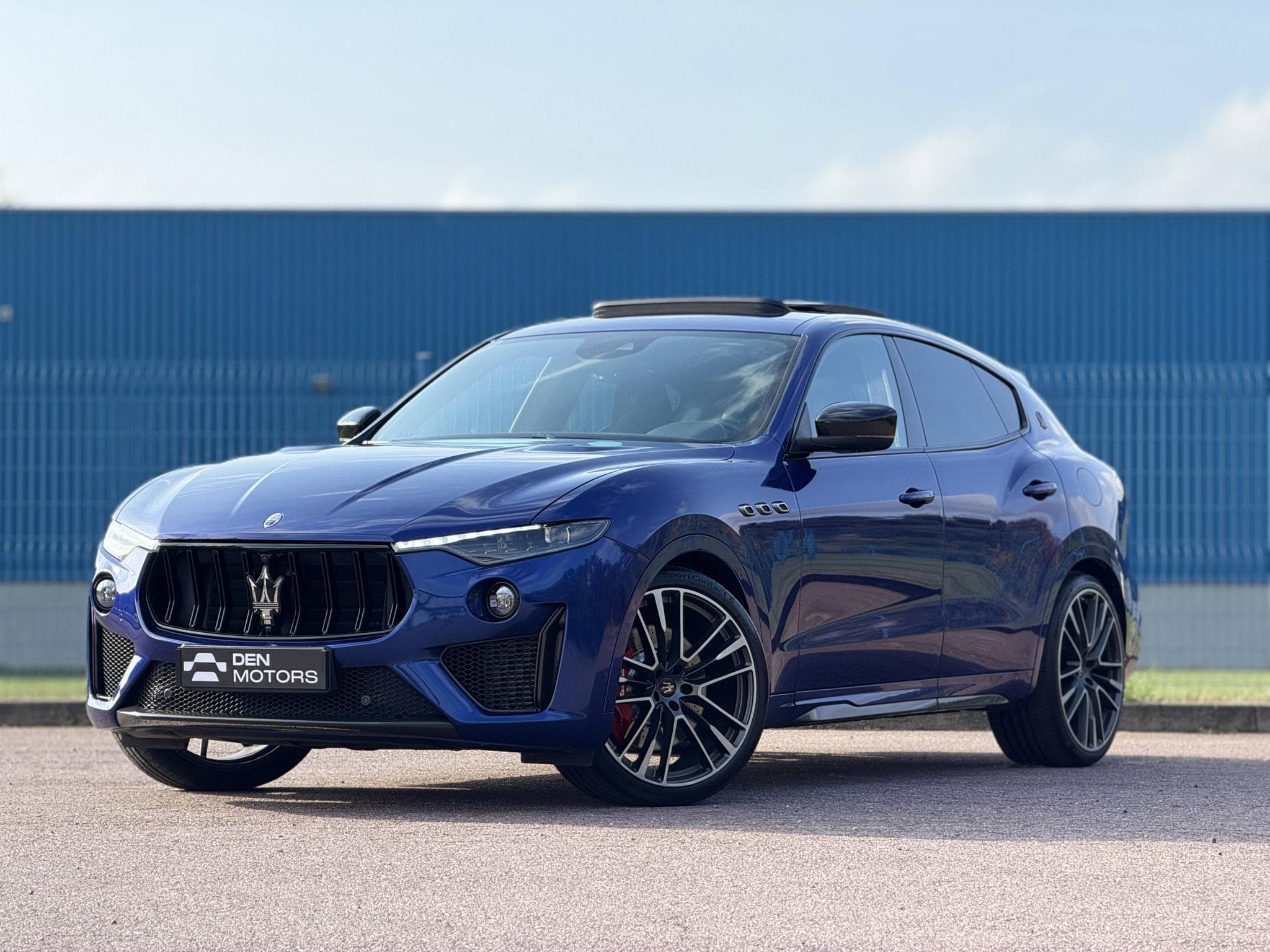 Maserati Levante Trofeo 3.8 V8 580ch / suivi complet réseau / config exceptio (2020) - Photo 2