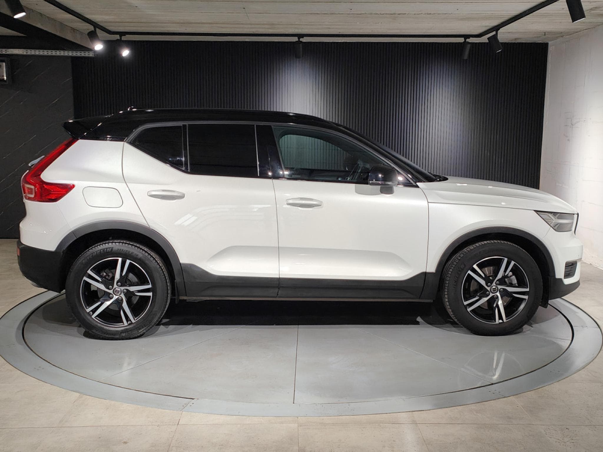 Volvo XC40 T4 GEARTRONIC R-DESIGN 4X4 CARPLAY TOIT OUVRANT SIEGES CHAUF (2019) - Photo 2