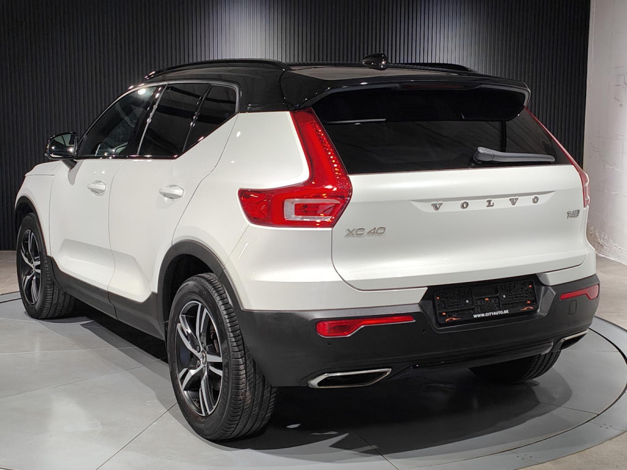 Volvo XC40 T4 GEARTRONIC R-DESIGN 4X4 CARPLAY TOIT OUVRANT SIEGES CHAUF (2019) - Photo 4