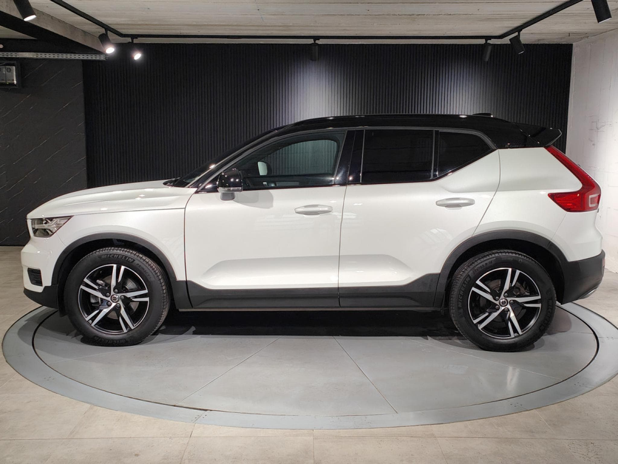 Volvo XC40 T4 GEARTRONIC R-DESIGN 4X4 CARPLAY TOIT OUVRANT SIEGES CHAUF (2019) - Photo 5