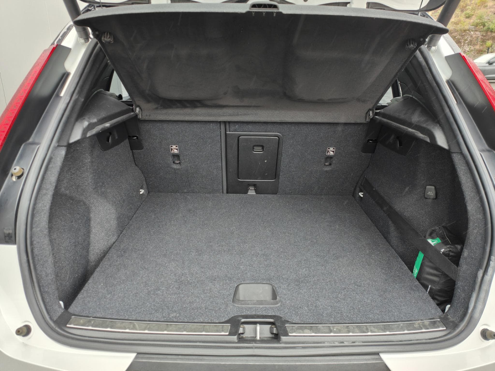 Volvo XC40 T4 GEARTRONIC R-DESIGN 4X4 CARPLAY TOIT OUVRANT SIEGES CHAUF (2019) - Photo 9