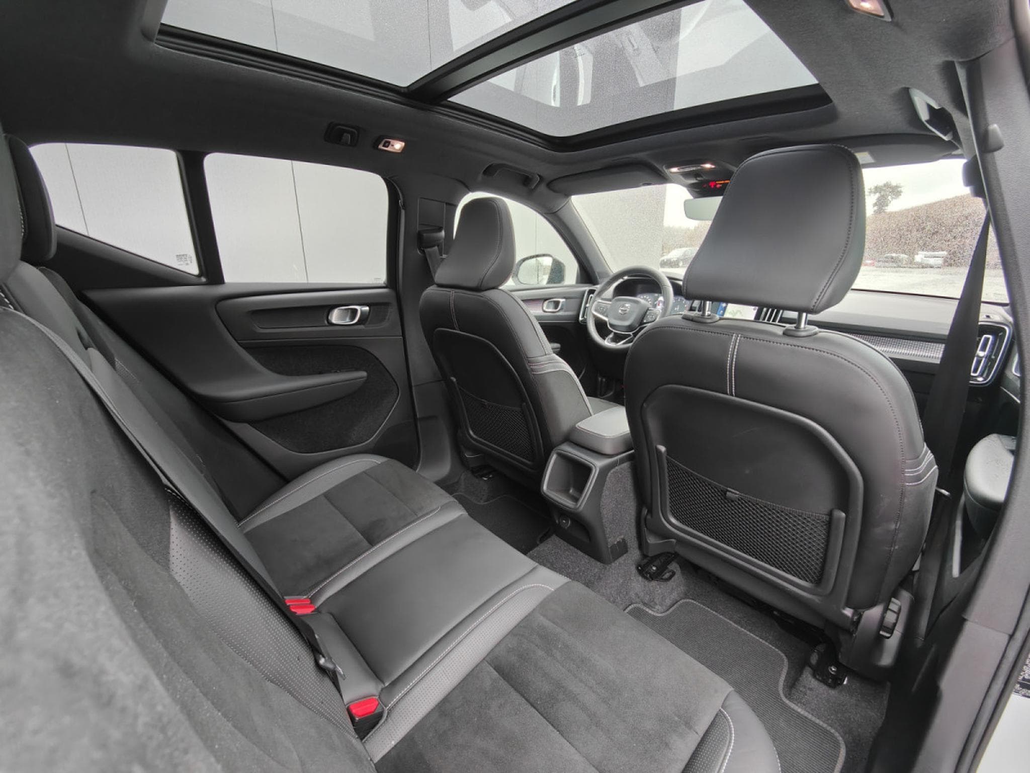 Volvo XC40 T4 GEARTRONIC R-DESIGN 4X4 CARPLAY TOIT OUVRANT SIEGES CHAUF (2019) - Photo 8