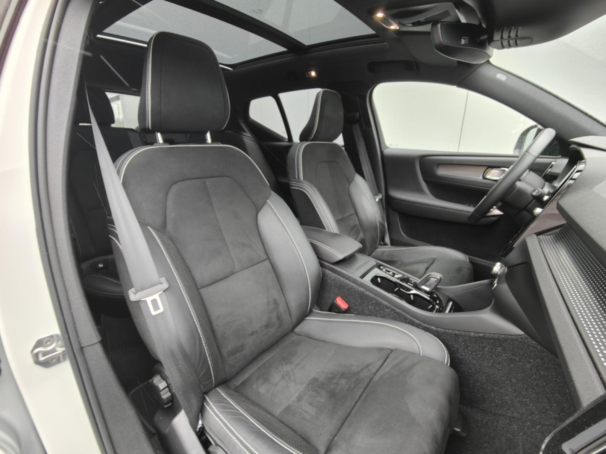 Volvo XC40 T4 GEARTRONIC R-DESIGN 4X4 CARPLAY TOIT OUVRANT SIEGES CHAUF (2019) - Photo 7