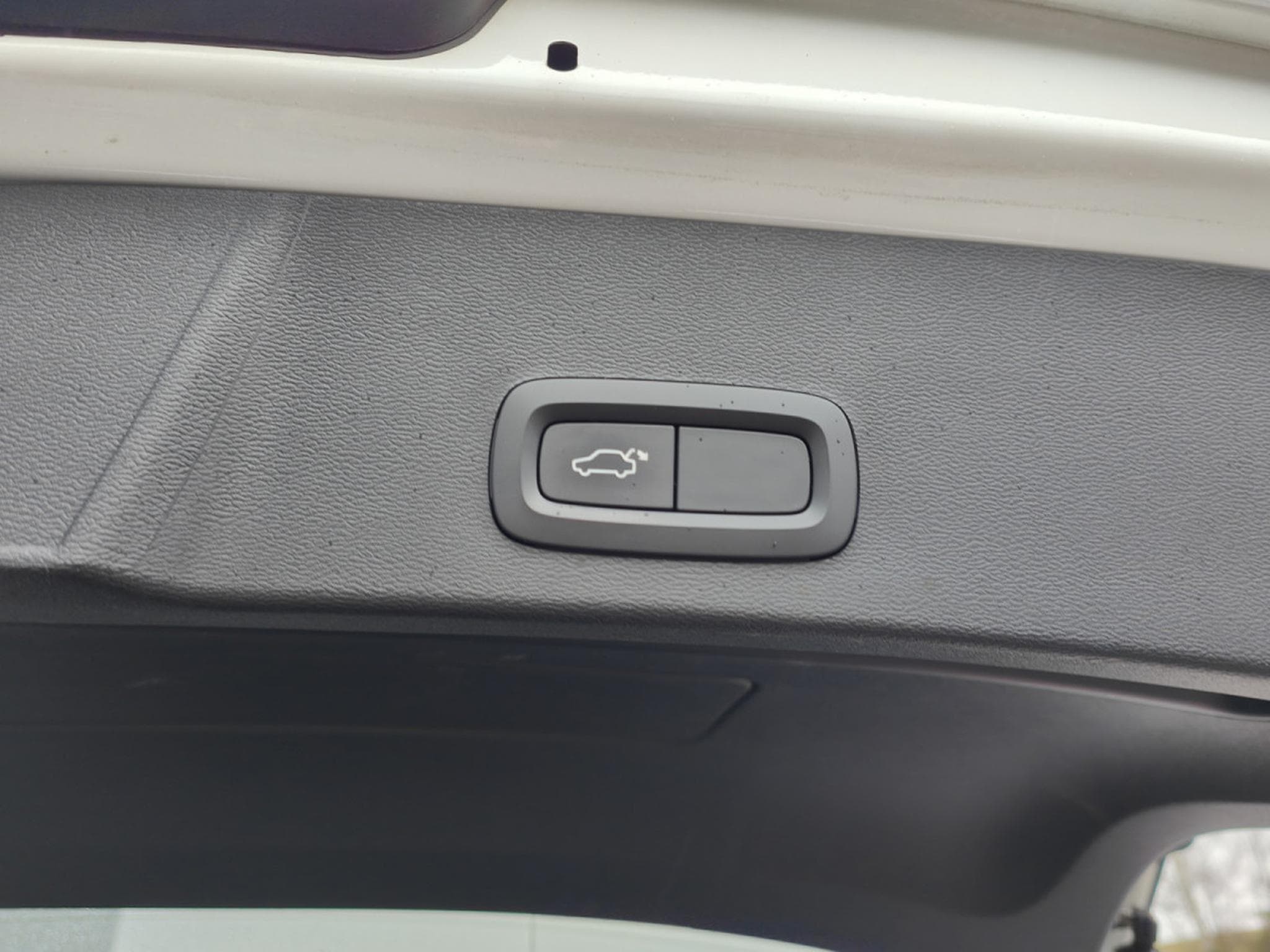 Volvo XC40 T4 GEARTRONIC R-DESIGN 4X4 CARPLAY TOIT OUVRANT SIEGES CHAUF (2019) - Photo 10