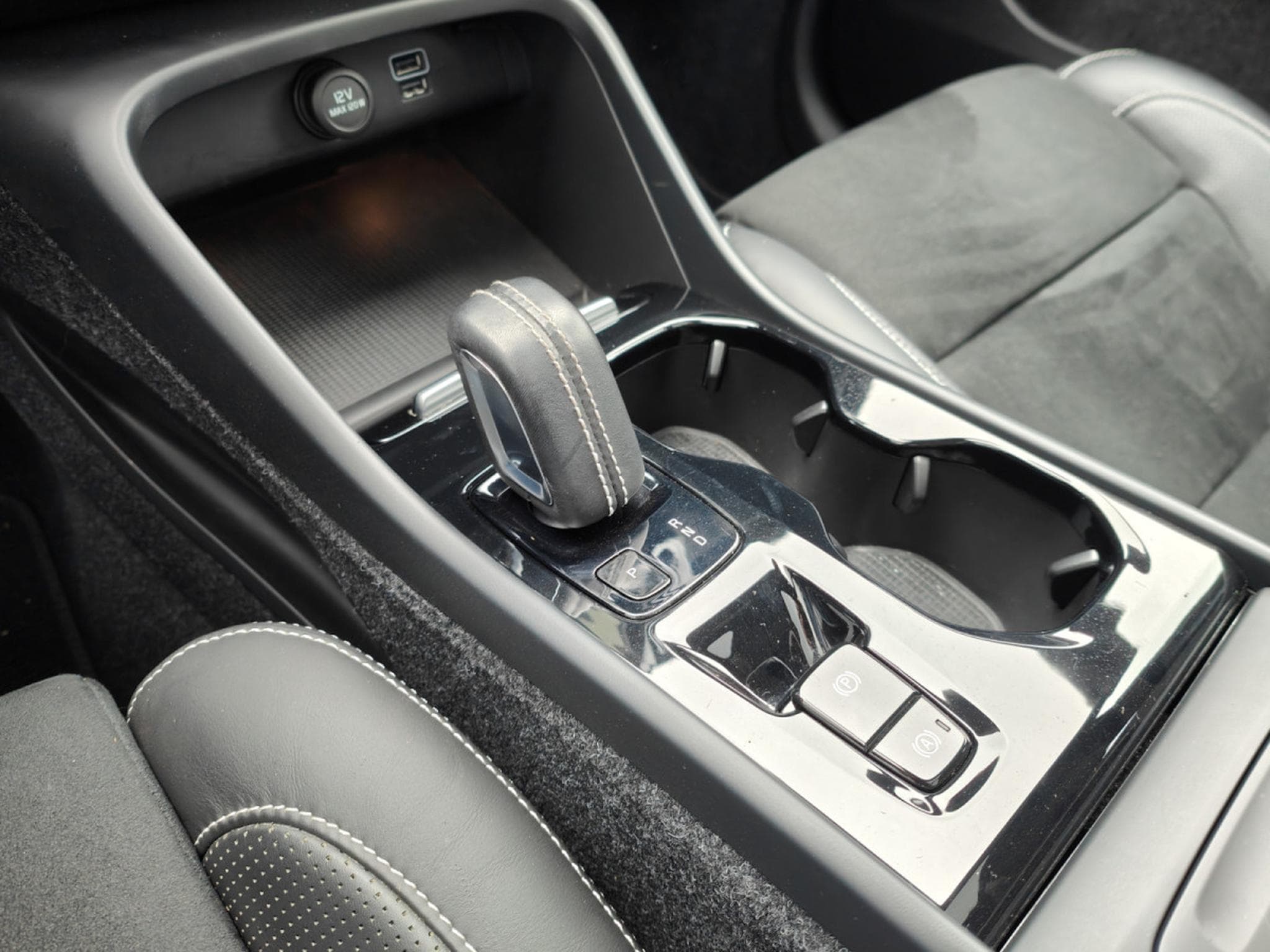 Volvo XC40 T4 GEARTRONIC R-DESIGN 4X4 CARPLAY TOIT OUVRANT SIEGES CHAUF (2019) - Photo 14