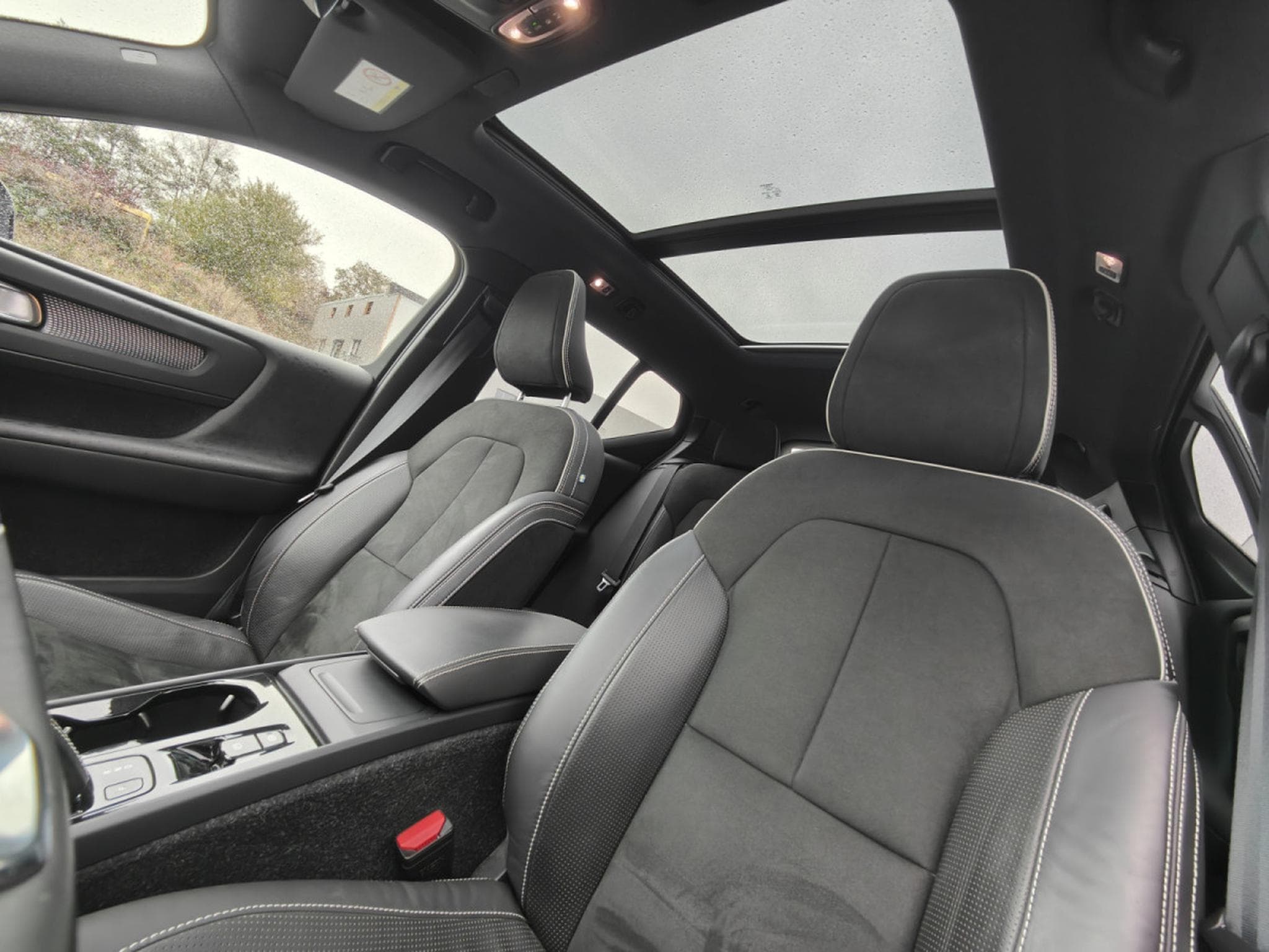 Volvo XC40 T4 GEARTRONIC R-DESIGN 4X4 CARPLAY TOIT OUVRANT SIEGES CHAUF (2019) - Photo 13