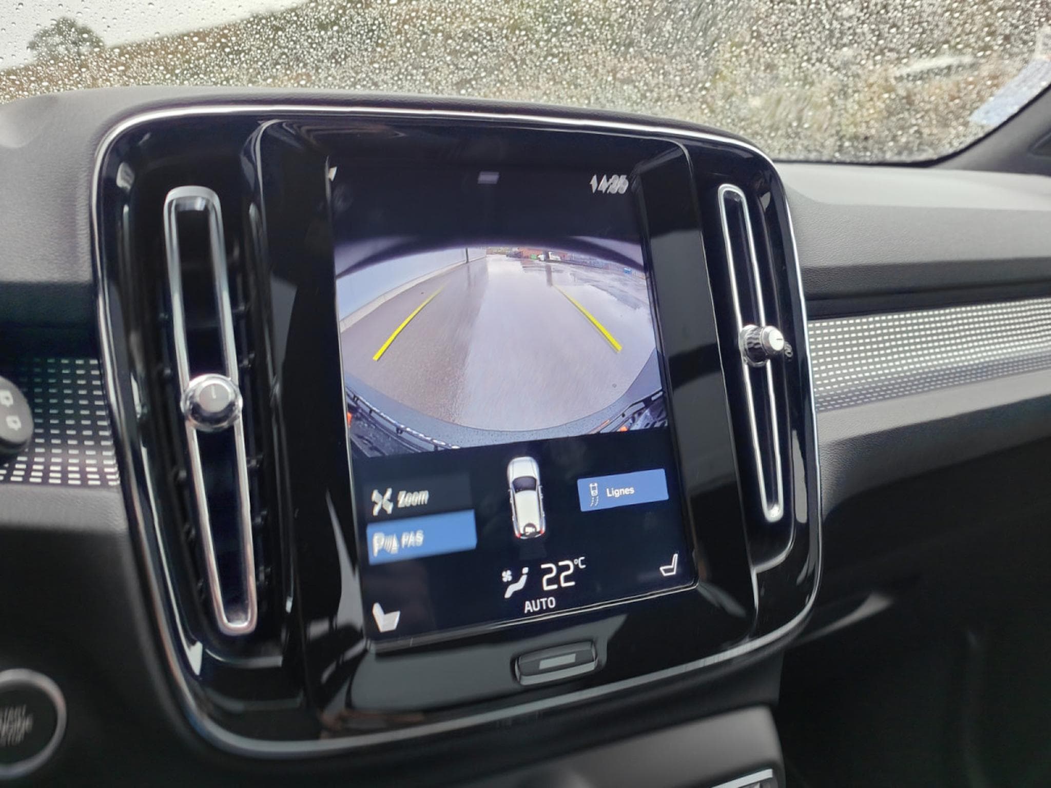 Volvo XC40 T4 GEARTRONIC R-DESIGN 4X4 CARPLAY TOIT OUVRANT SIEGES CHAUF (2019) - Photo 16