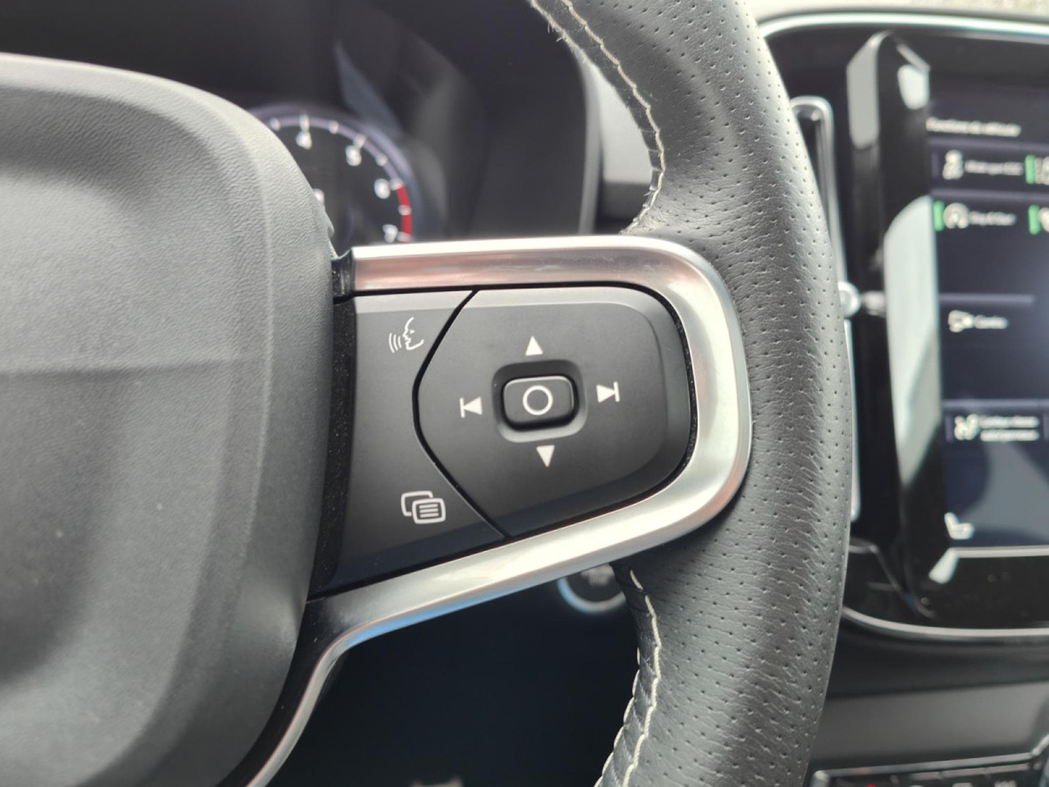 Volvo XC40 T4 GEARTRONIC R-DESIGN 4X4 CARPLAY TOIT OUVRANT SIEGES CHAUF (2019) - Photo 19