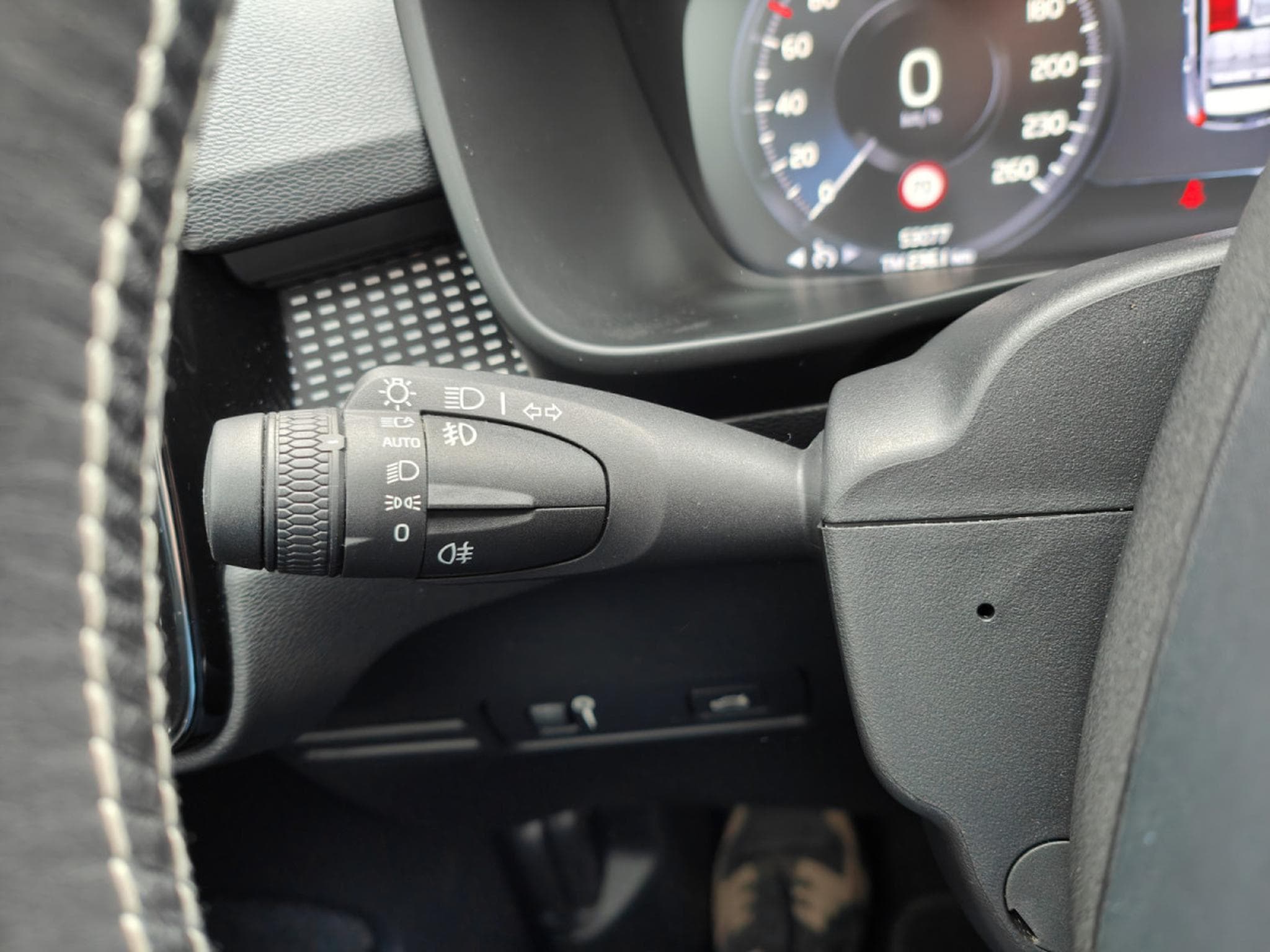 Volvo XC40 T4 GEARTRONIC R-DESIGN 4X4 CARPLAY TOIT OUVRANT SIEGES CHAUF (2019) - Photo 22