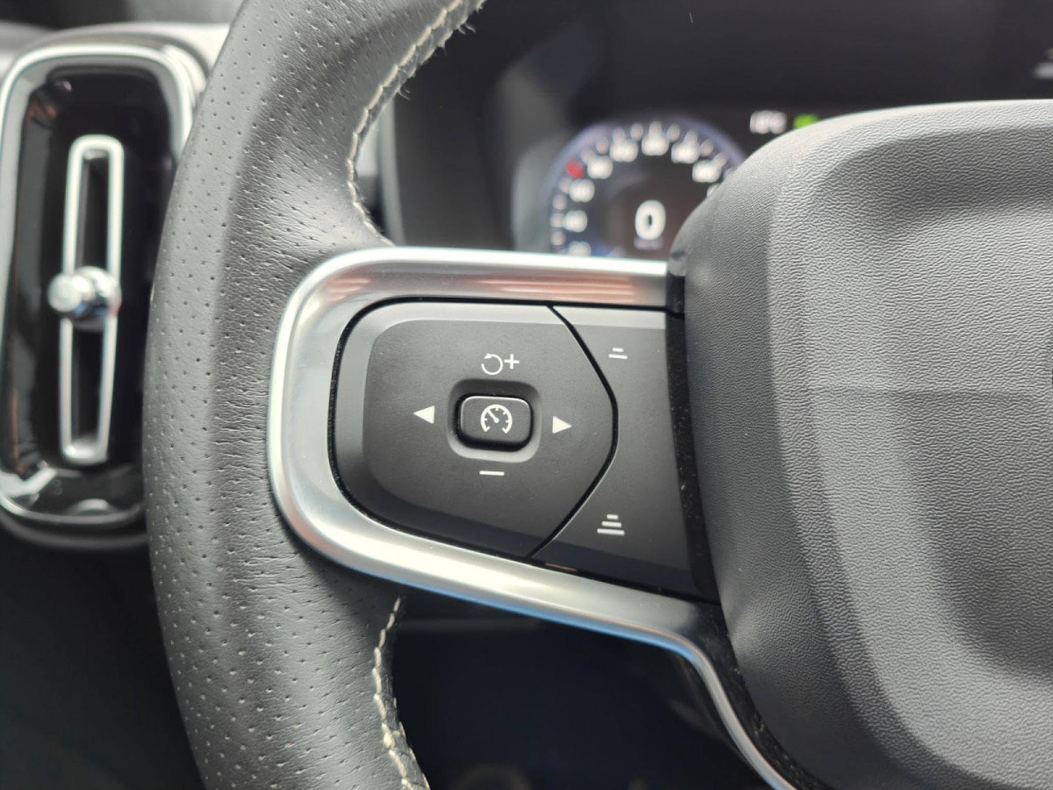 Volvo XC40 T4 GEARTRONIC R-DESIGN 4X4 CARPLAY TOIT OUVRANT SIEGES CHAUF (2019) - Photo 20