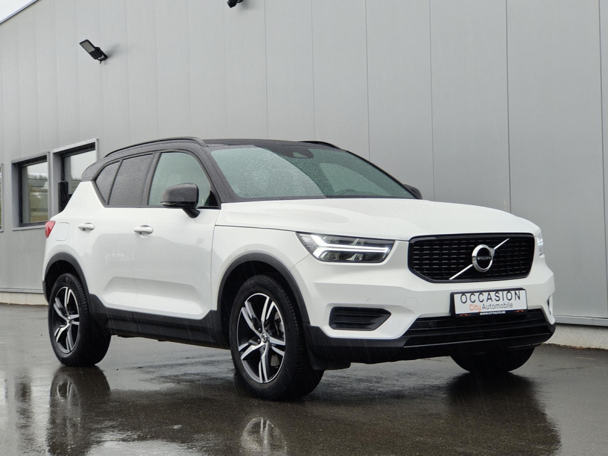 Volvo XC40 T4 GEARTRONIC R-DESIGN 4X4 CARPLAY TOIT OUVRANT SIEGES CHAUF (2019) - Photo 23