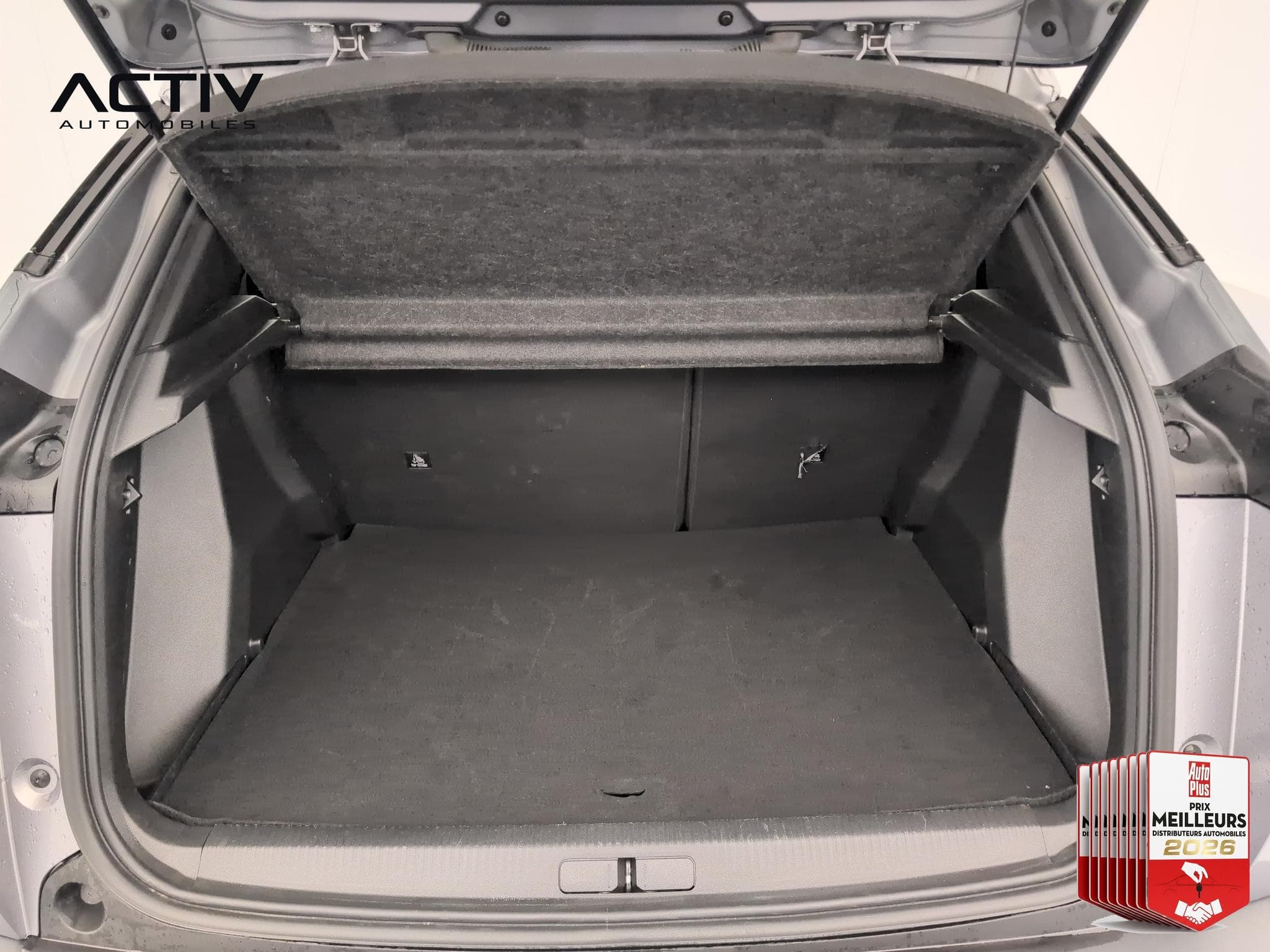 Peugeot 2008 Hybrid 136 e-DCS6 Style (2025) - Foto 11