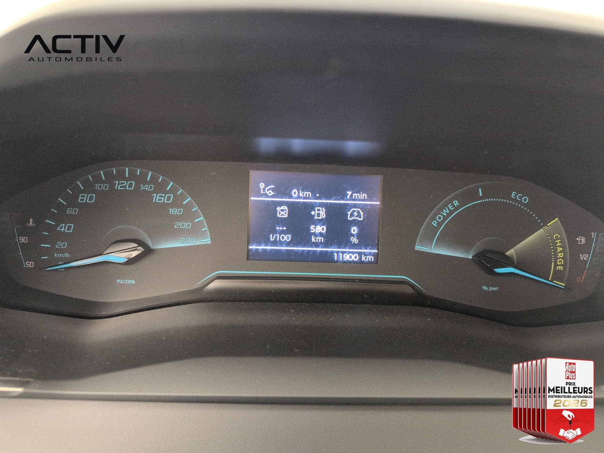 Peugeot 2008 Hybrid 136 e-DCS6 Style (2025) - Foto 21