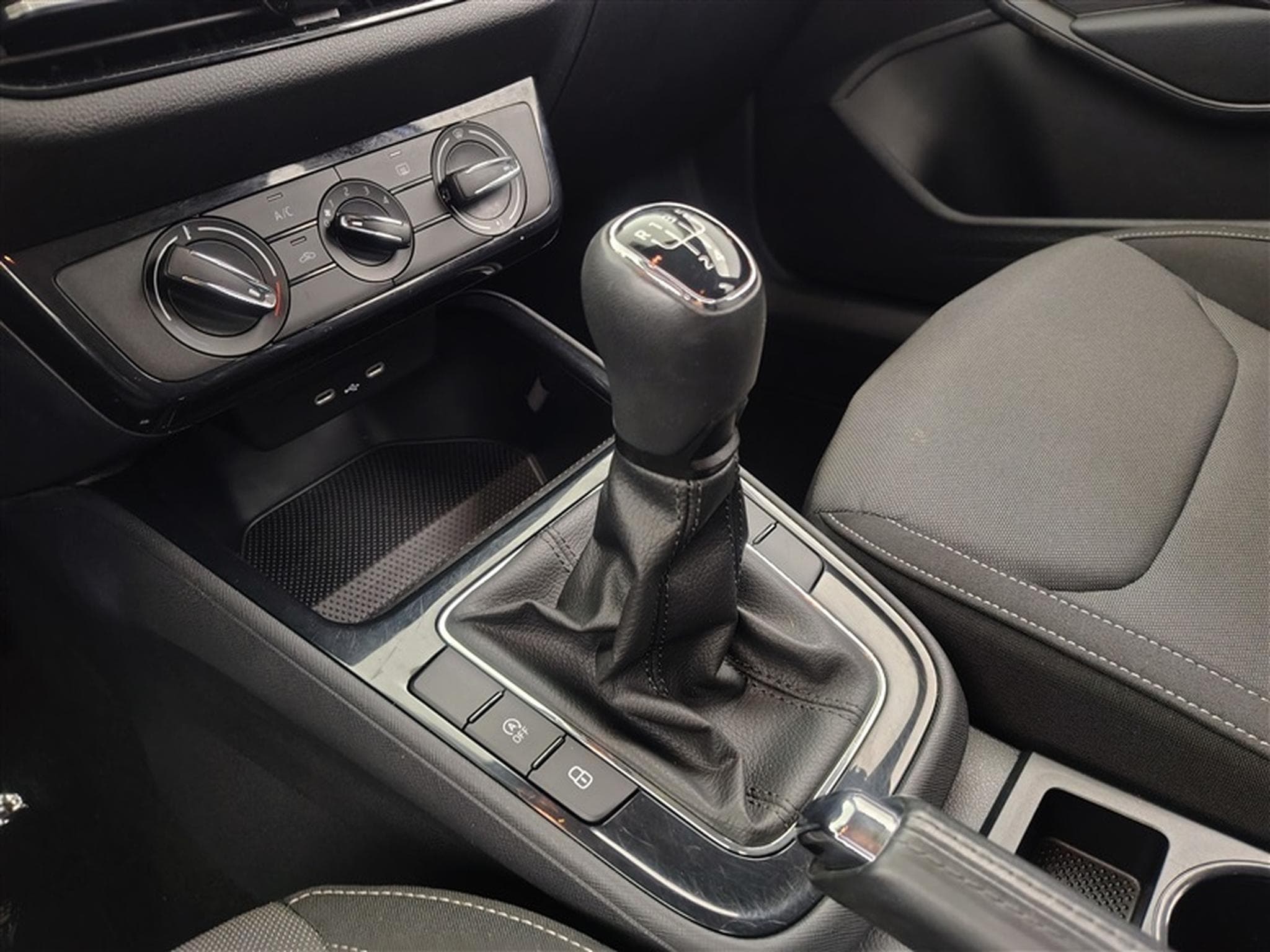 Skoda Fabia 1.0 TSI 95cv Selection CARPLAY / ALU / PDC (2025) - Photo 12
